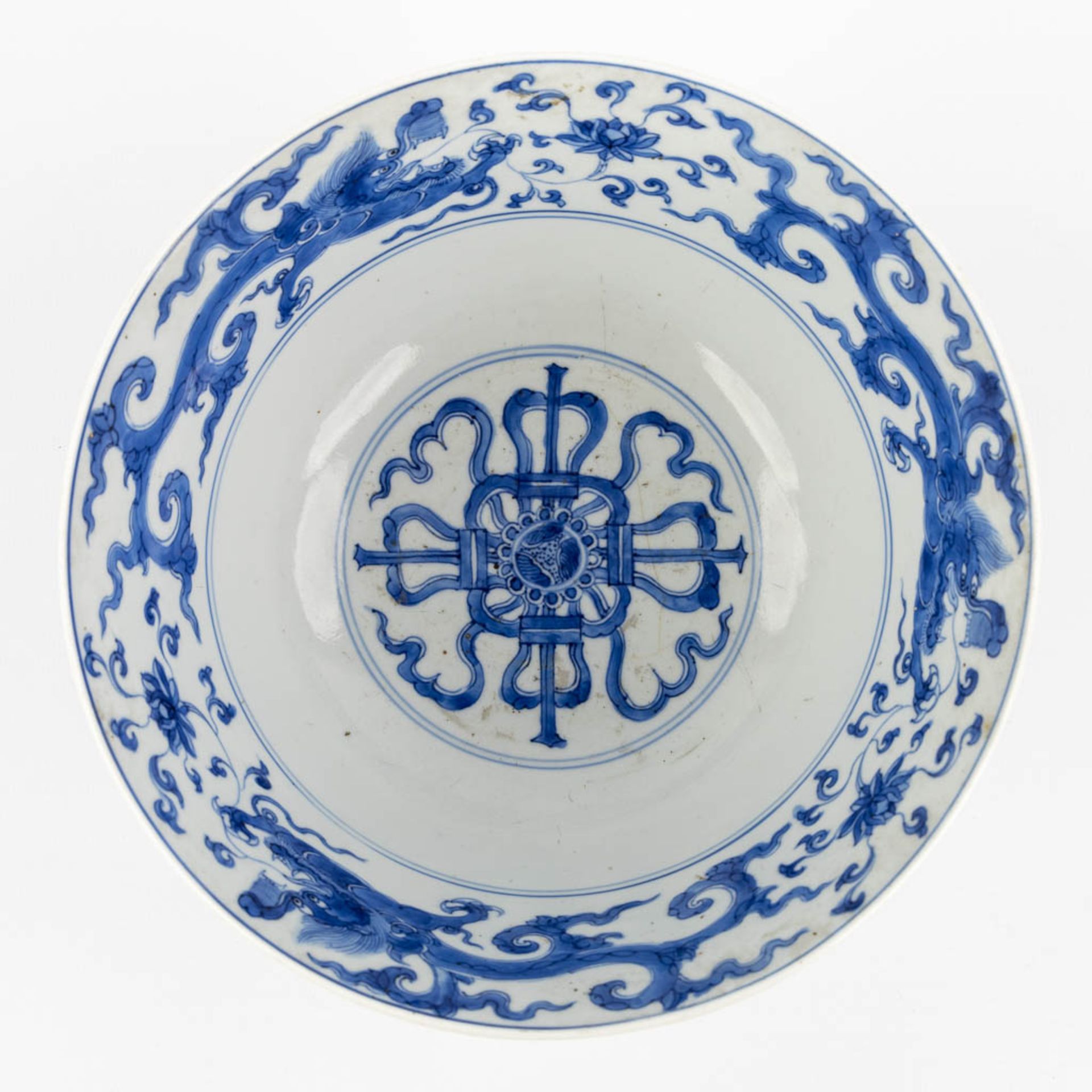 A Chinese bowl with dragon decor, Blue-White decor, Kangxi period. (H:9,5 x D:21 cm) - Bild 6 aus 10