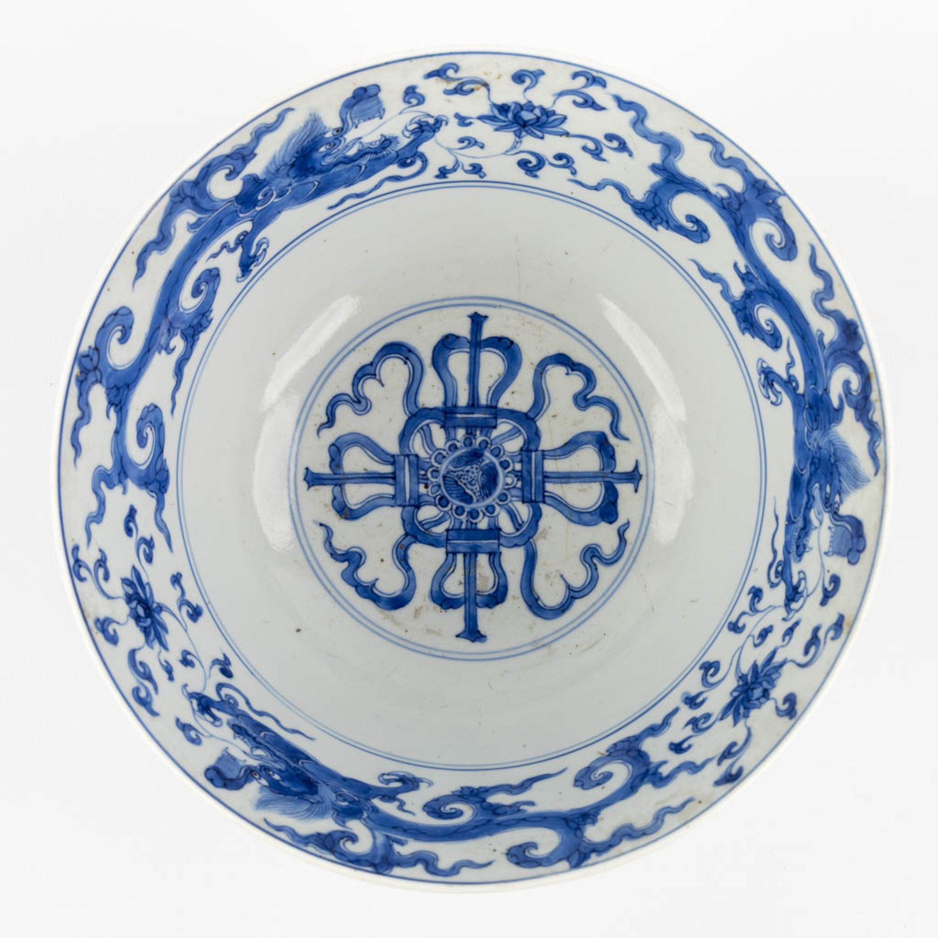 A Chinese bowl with dragon decor, Blue-White decor, Kangxi period. (H:9,5 x D:21 cm) - Image 6 of 10