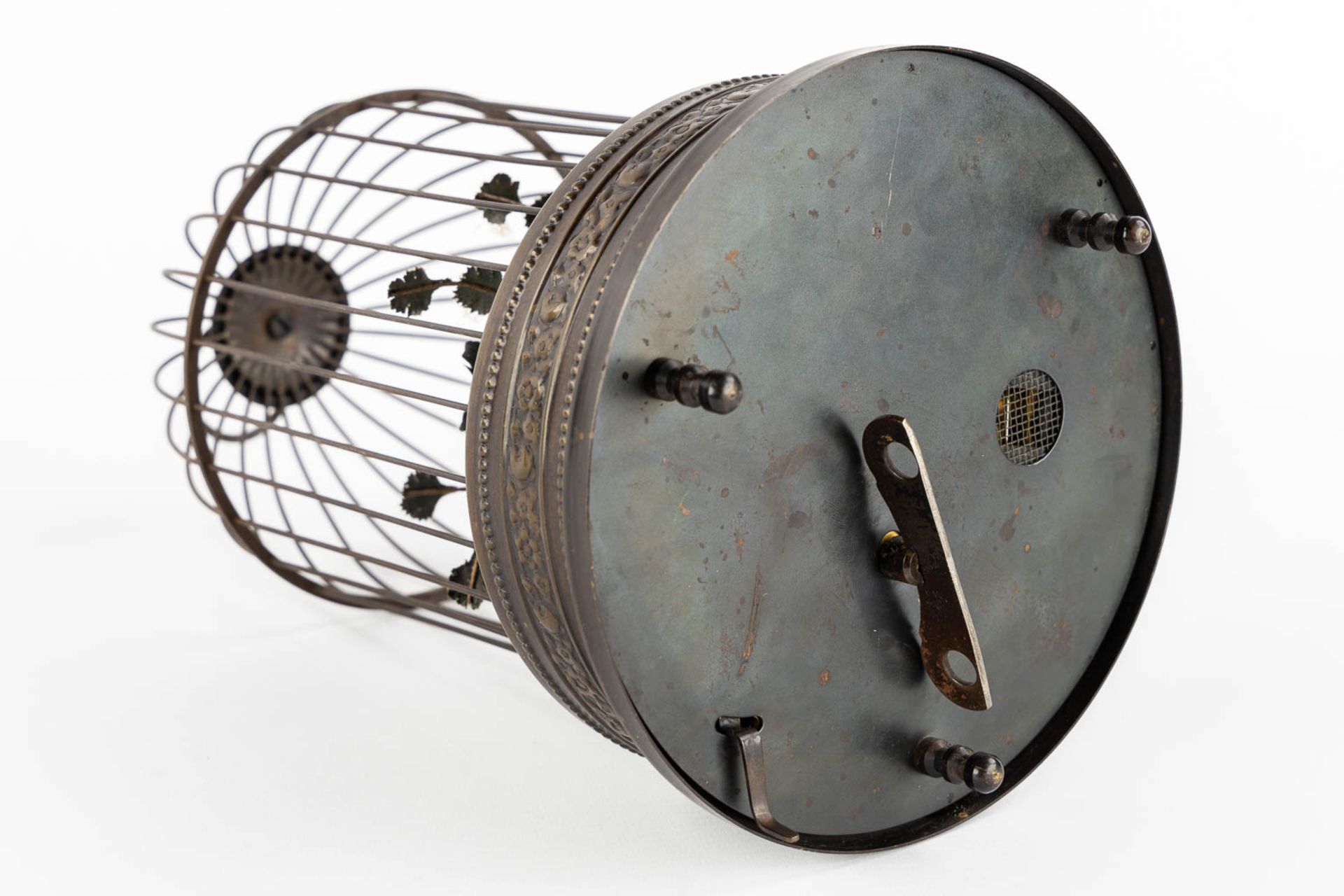 A brass bird-cage automata with two singing birds. (H:28 x D:16 cm) - Bild 6 aus 9