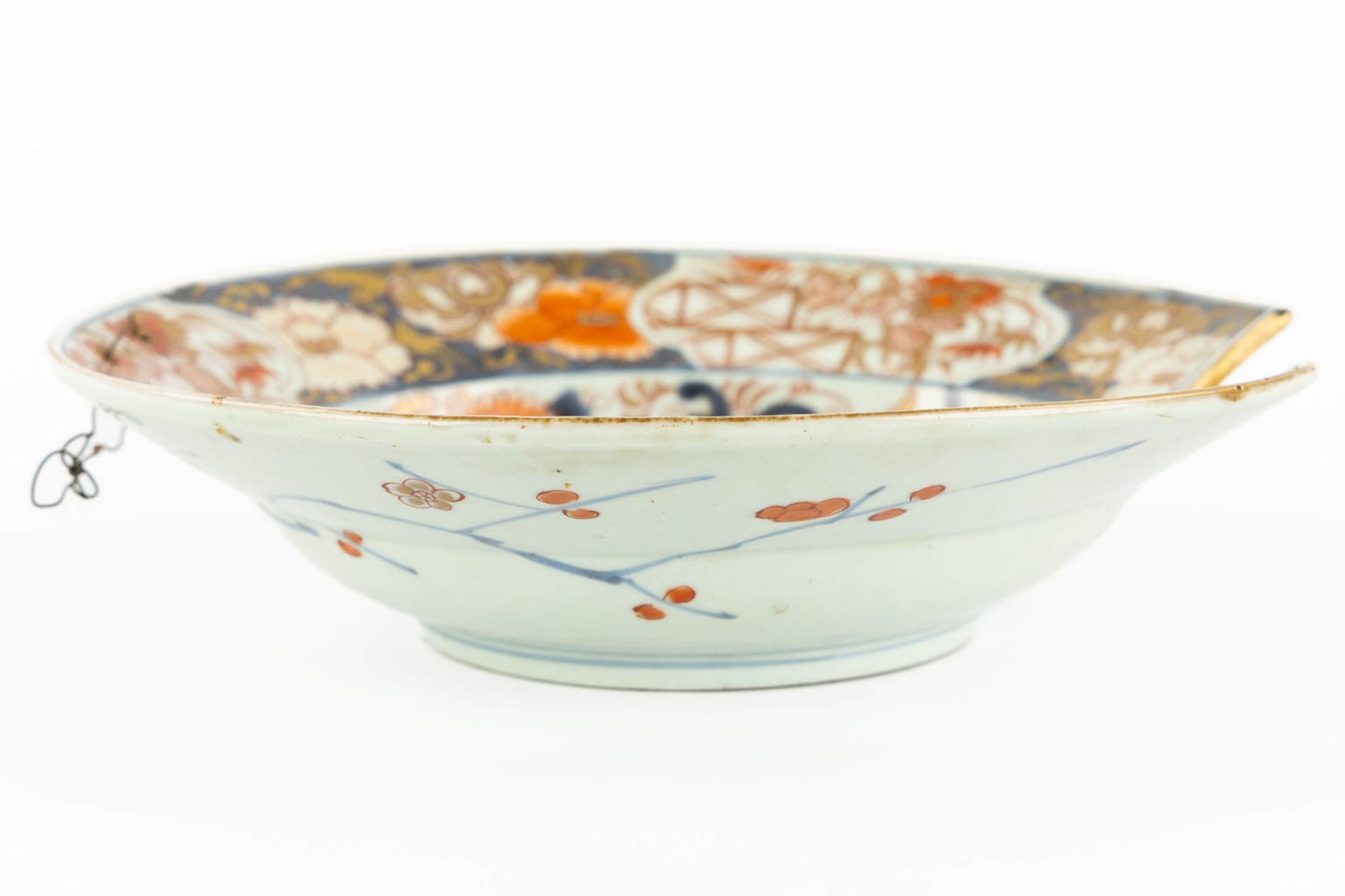 A Japanese Imari 'Shaving Bowl' 18th/19th C. (H:6,5 x D:26,5 cm) - Bild 6 aus 9