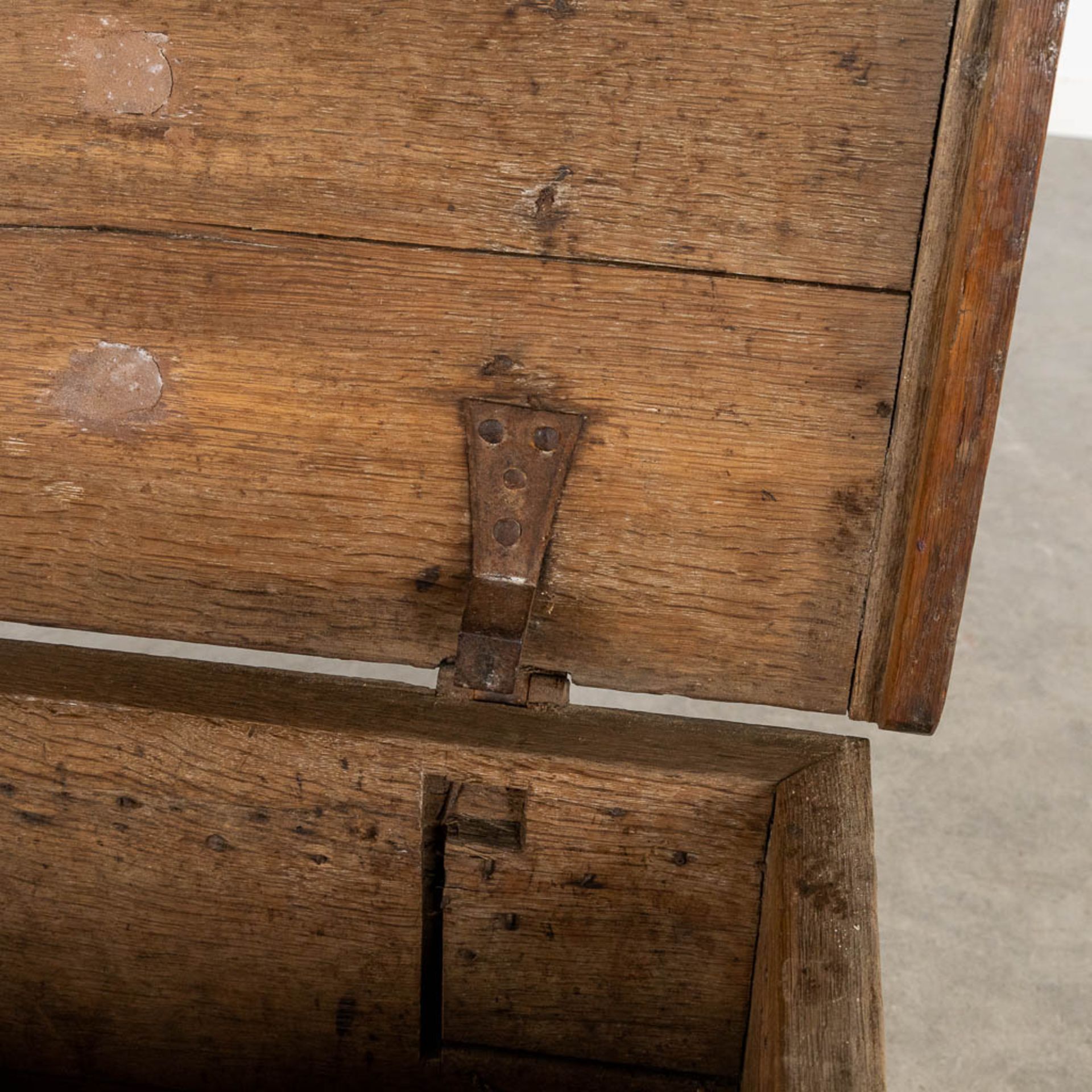 An antique Money box, wood mounted with wrought iron, circa 1500. (L:77 x W:44 x H:50 cm) - Bild 12 aus 14