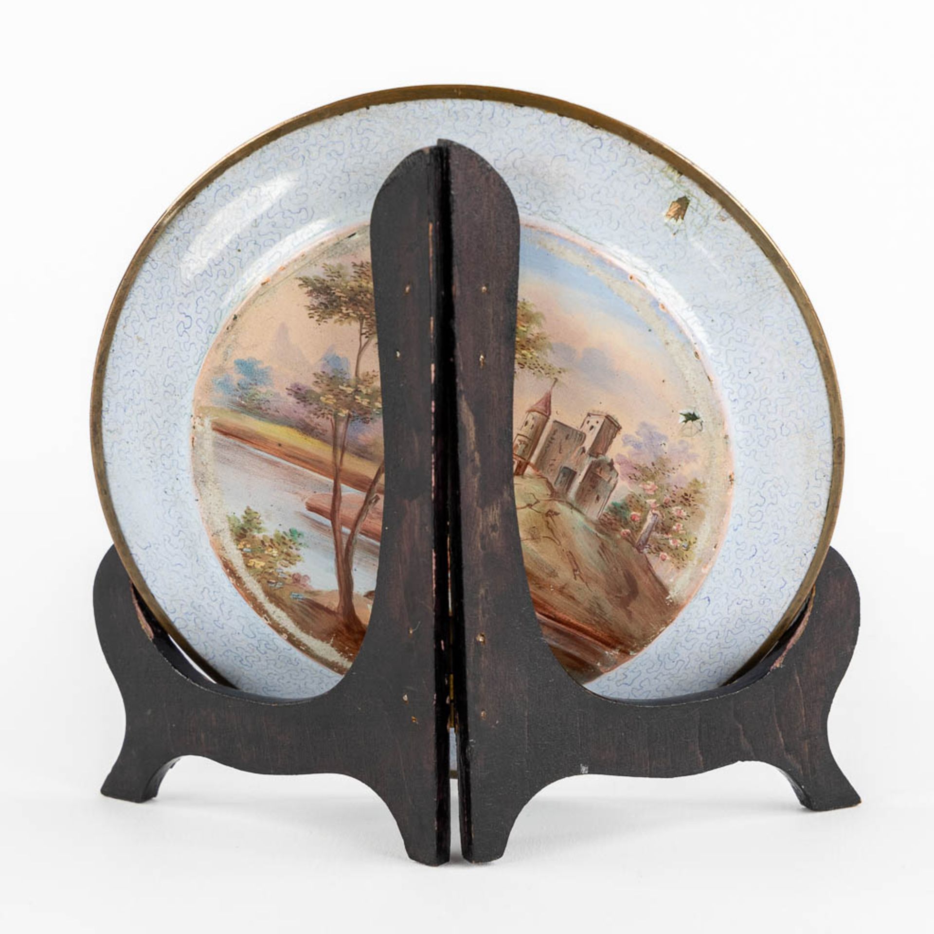 A finely painted plate, enamel on copper with a hand-painted decor. (D:13,3 cm) - Image 5 of 12