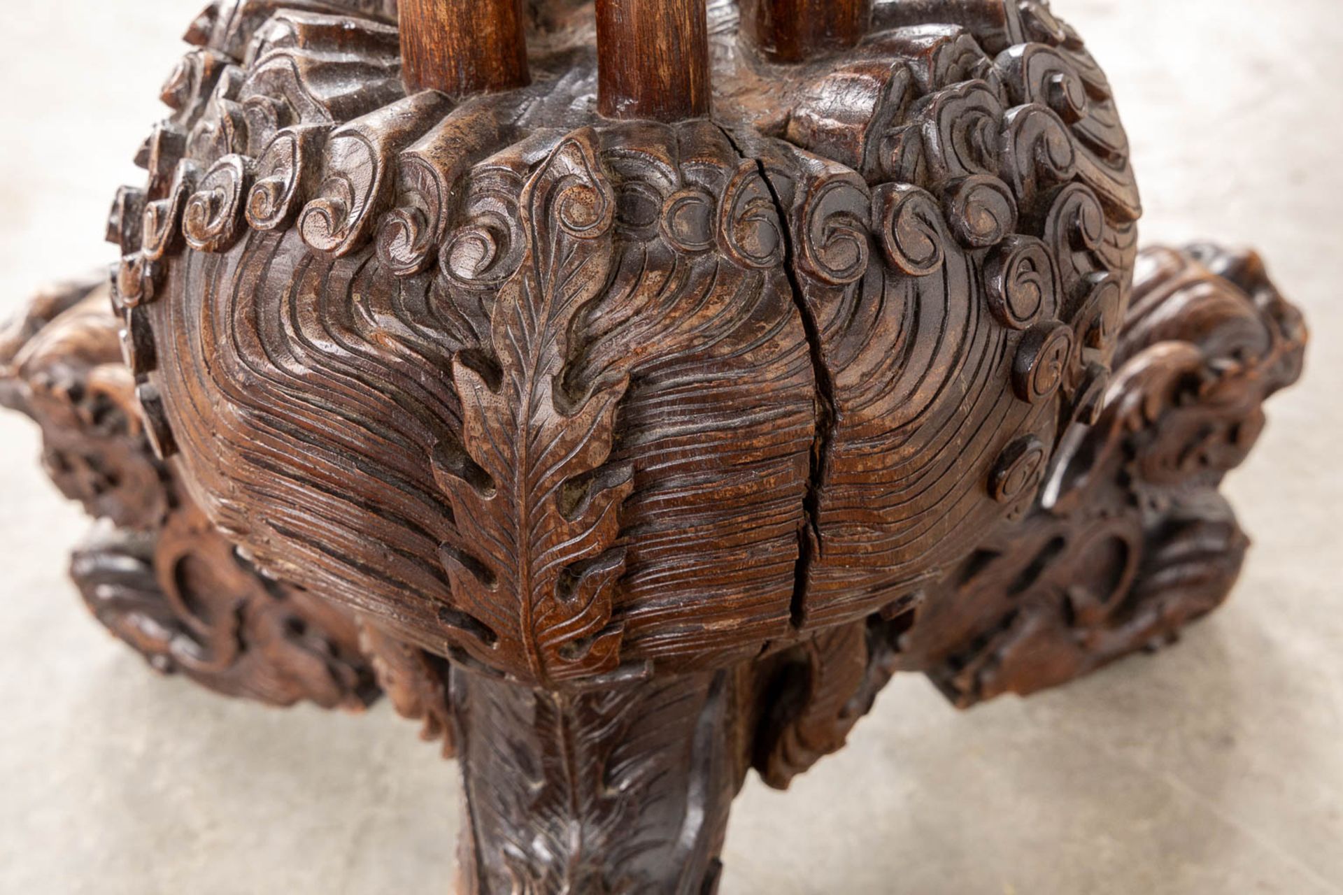 A Oriental hardwood pedestal with a sculptured dragon. (W:42 x H:125 cm) - Bild 11 aus 13