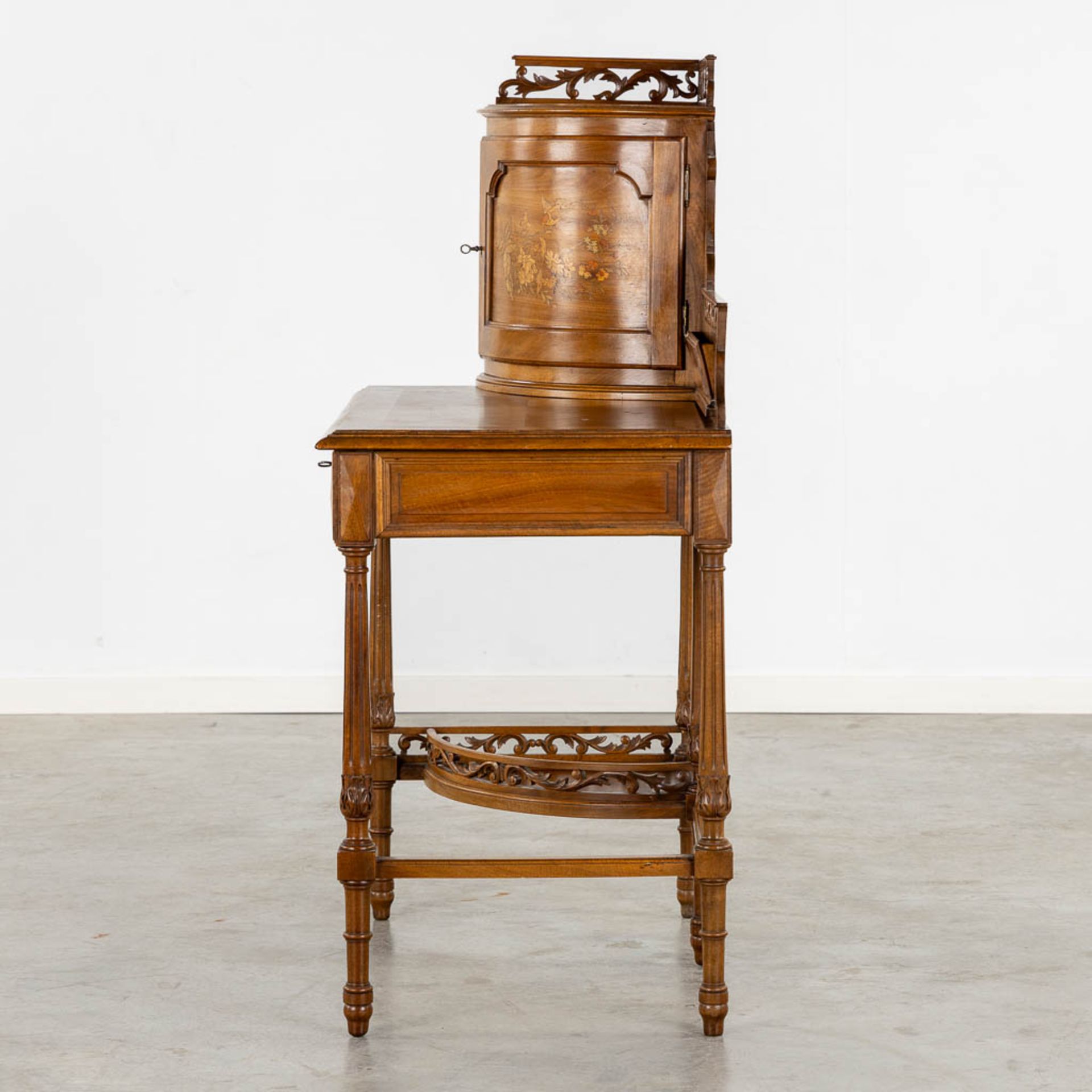 An elegant ladies' desk, walnut with marquetry inlay. 19th C. (L:50 x W:88 x H:120 cm) - Image 5 of 12