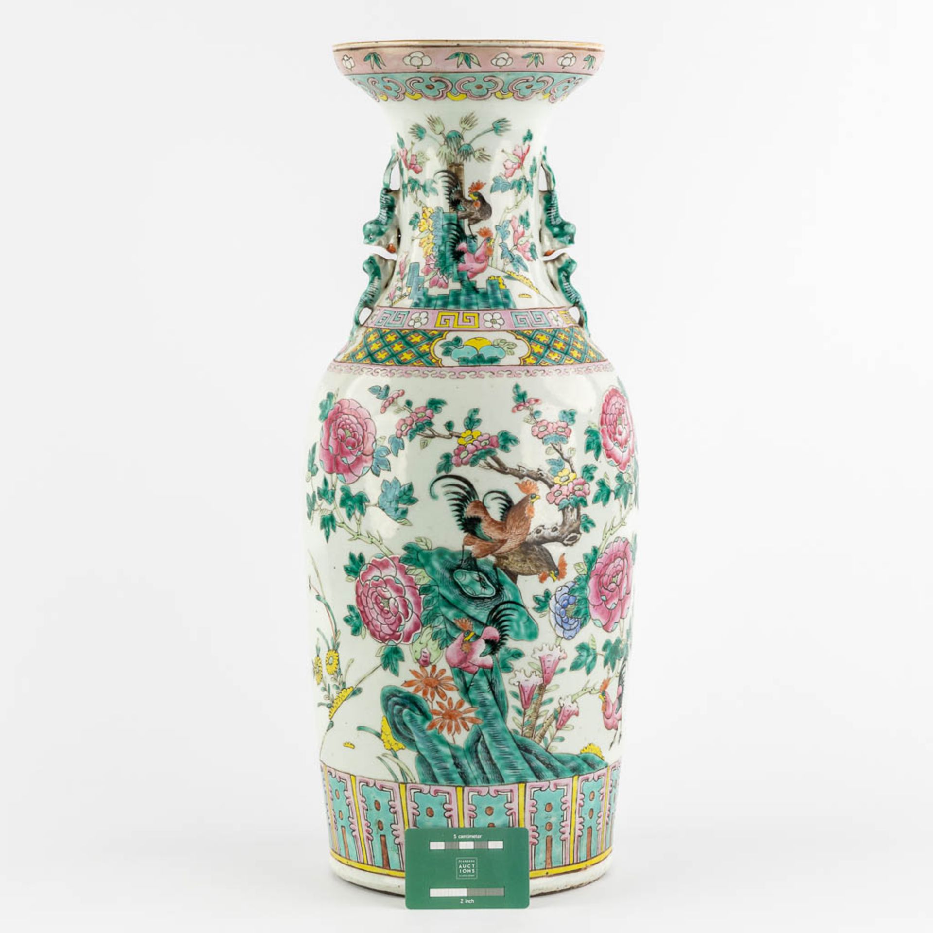 A large Chinese Famille Rose vase decorated with Chicken and Flora. (H:59 x D:23 cm) - Bild 2 aus 11