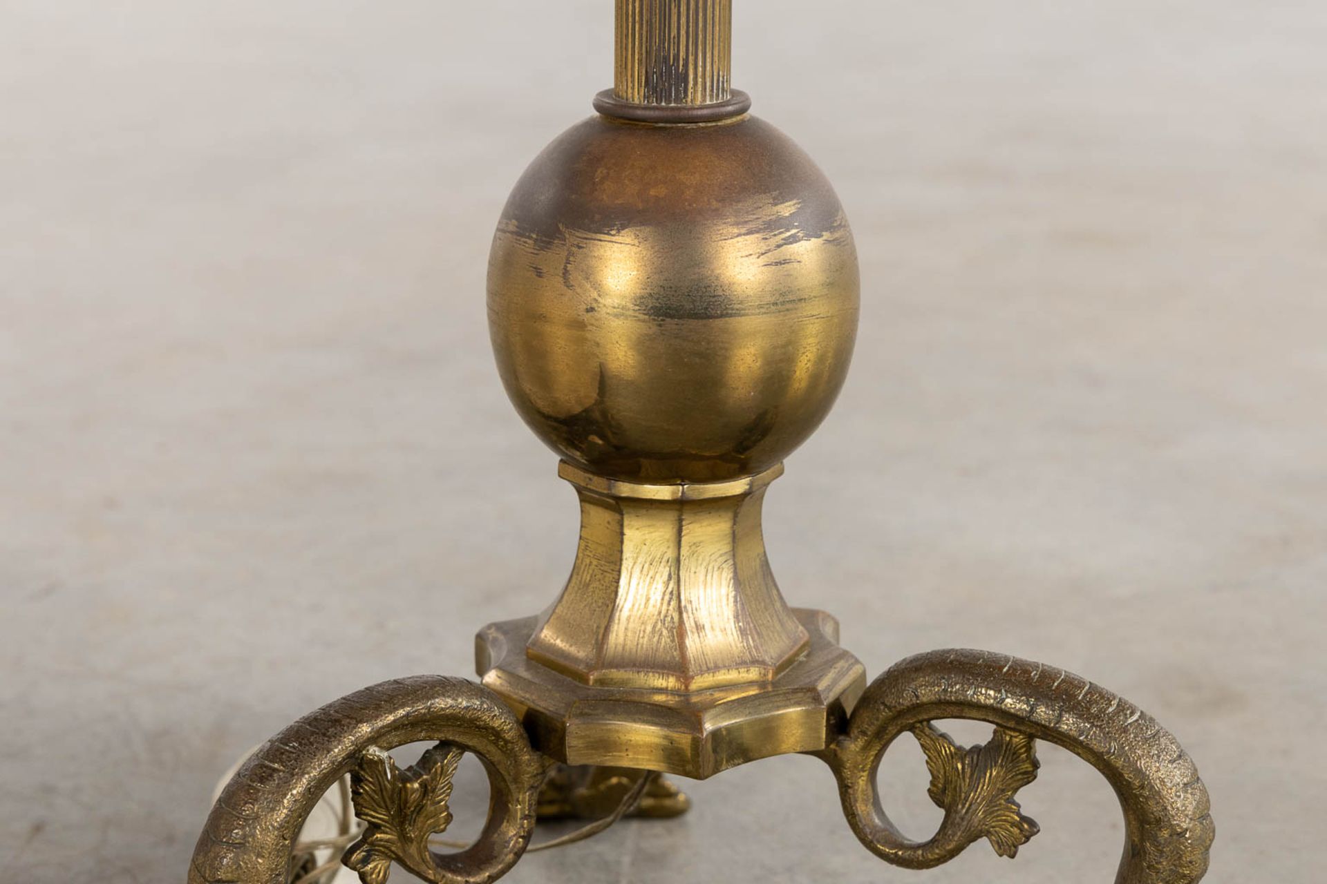 A marble and bronze coffee table, added a floorlamp. Circa 1960. (L:52 x W:101 x H:41 cm) - Bild 8 aus 19