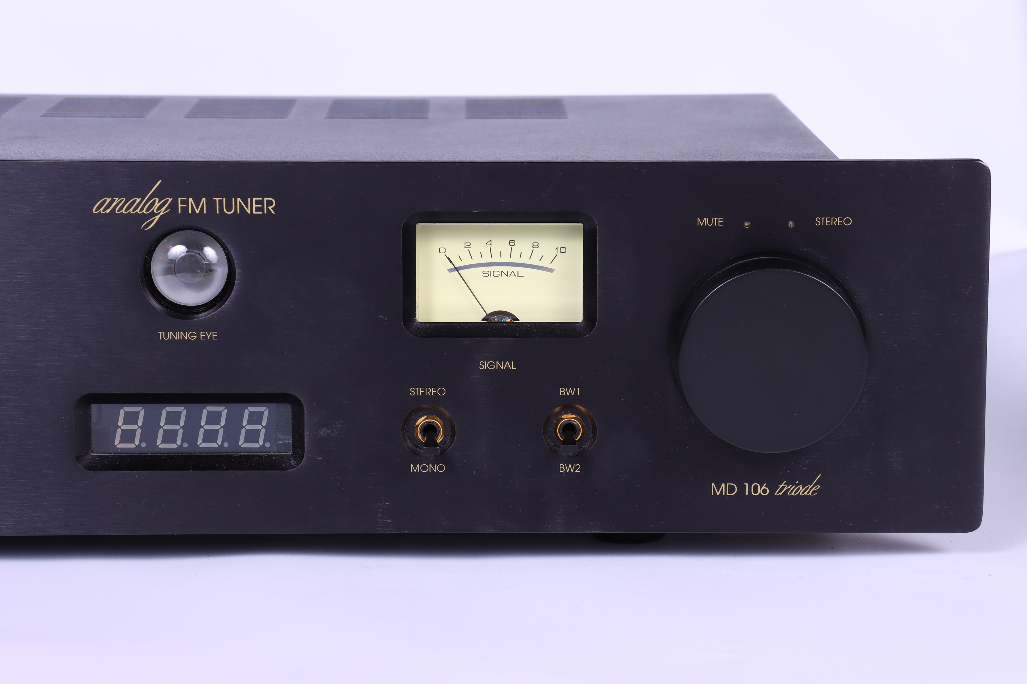 A Magnum Dynalab MD 106 Triode Analog FM Tuner, - Image 3 of 5