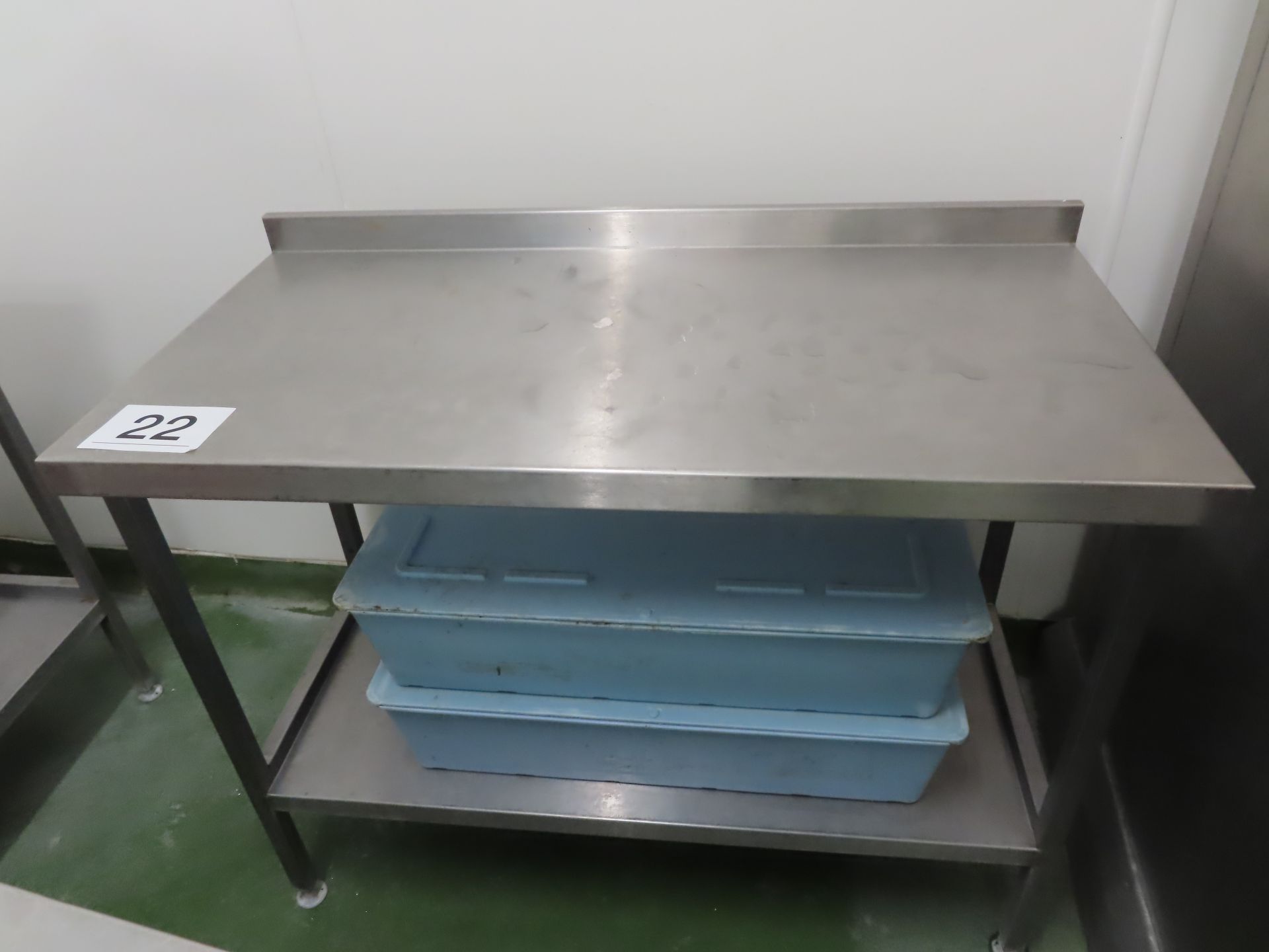 STAINLESS STEEL TABLE WITH SHELF.