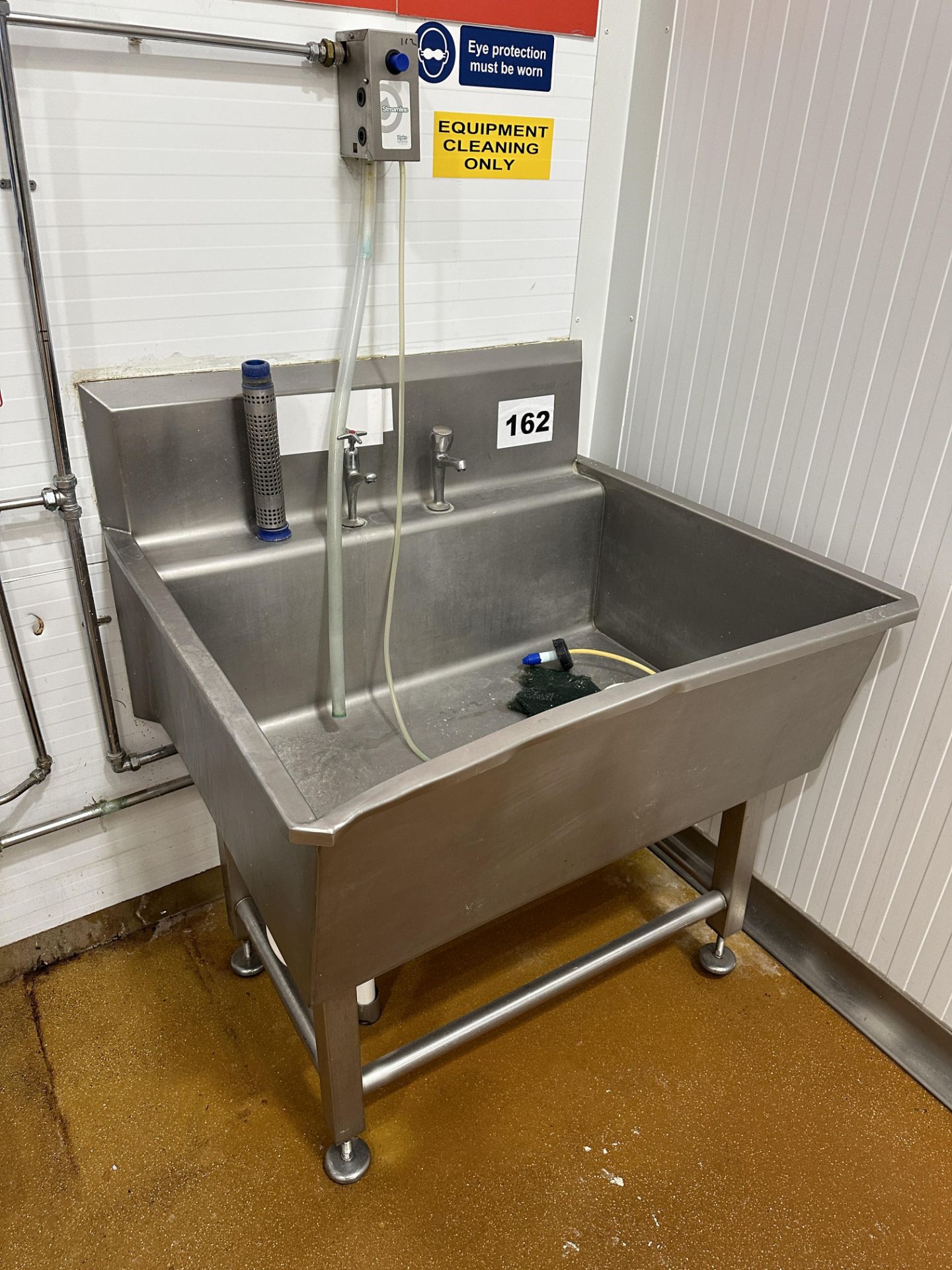 LARGE S/S SINK.