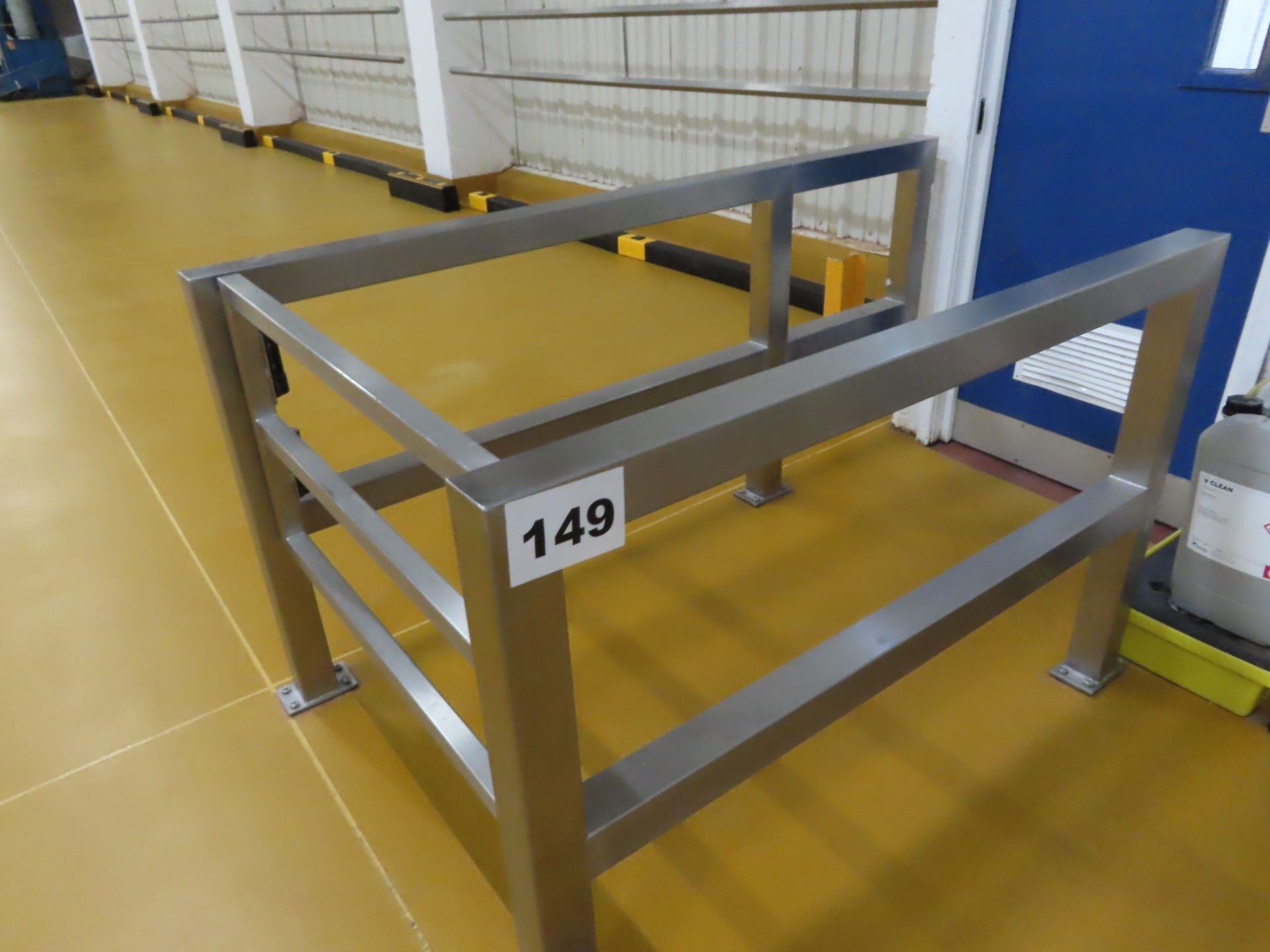 S/S HEAVY DUTY BARRIER WITH GATE.