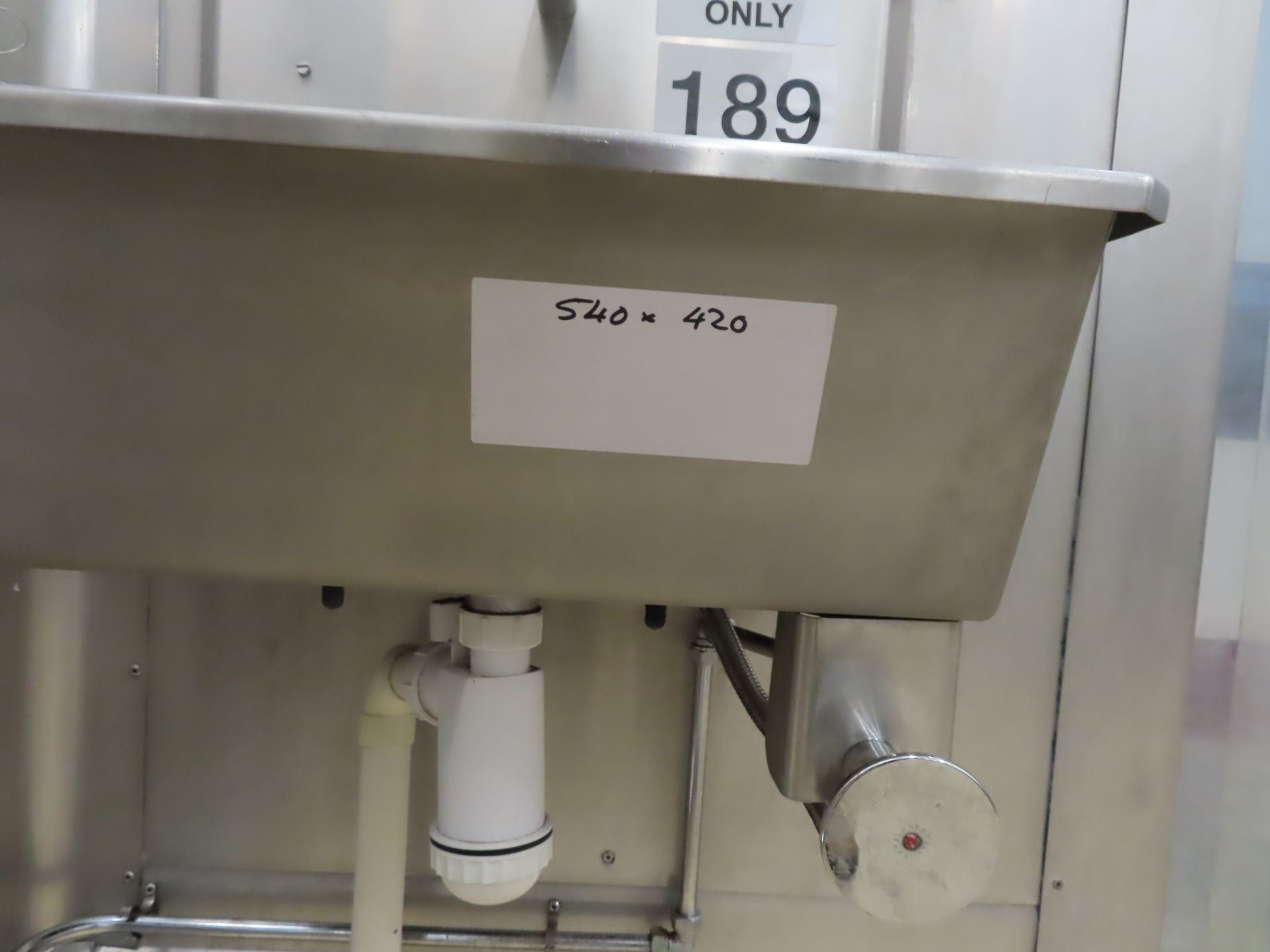 S/S SINGLE PERSONNEL KNEE OPERATED SINK. - Image 2 of 2