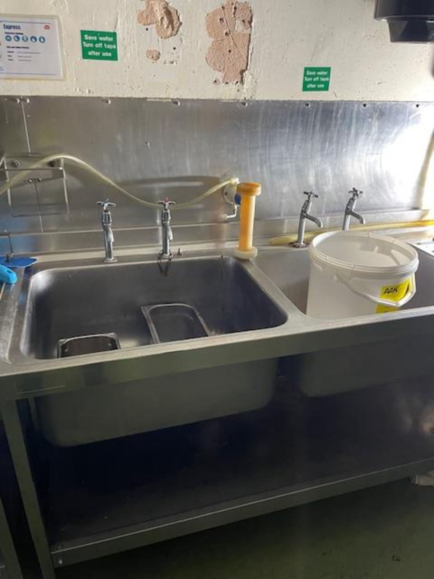 DEEP DOUBLE SINK WITH DRAINER.