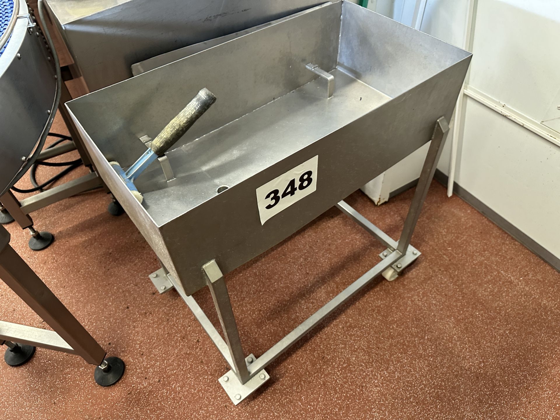 STAINLESS STEEL TROUGH.