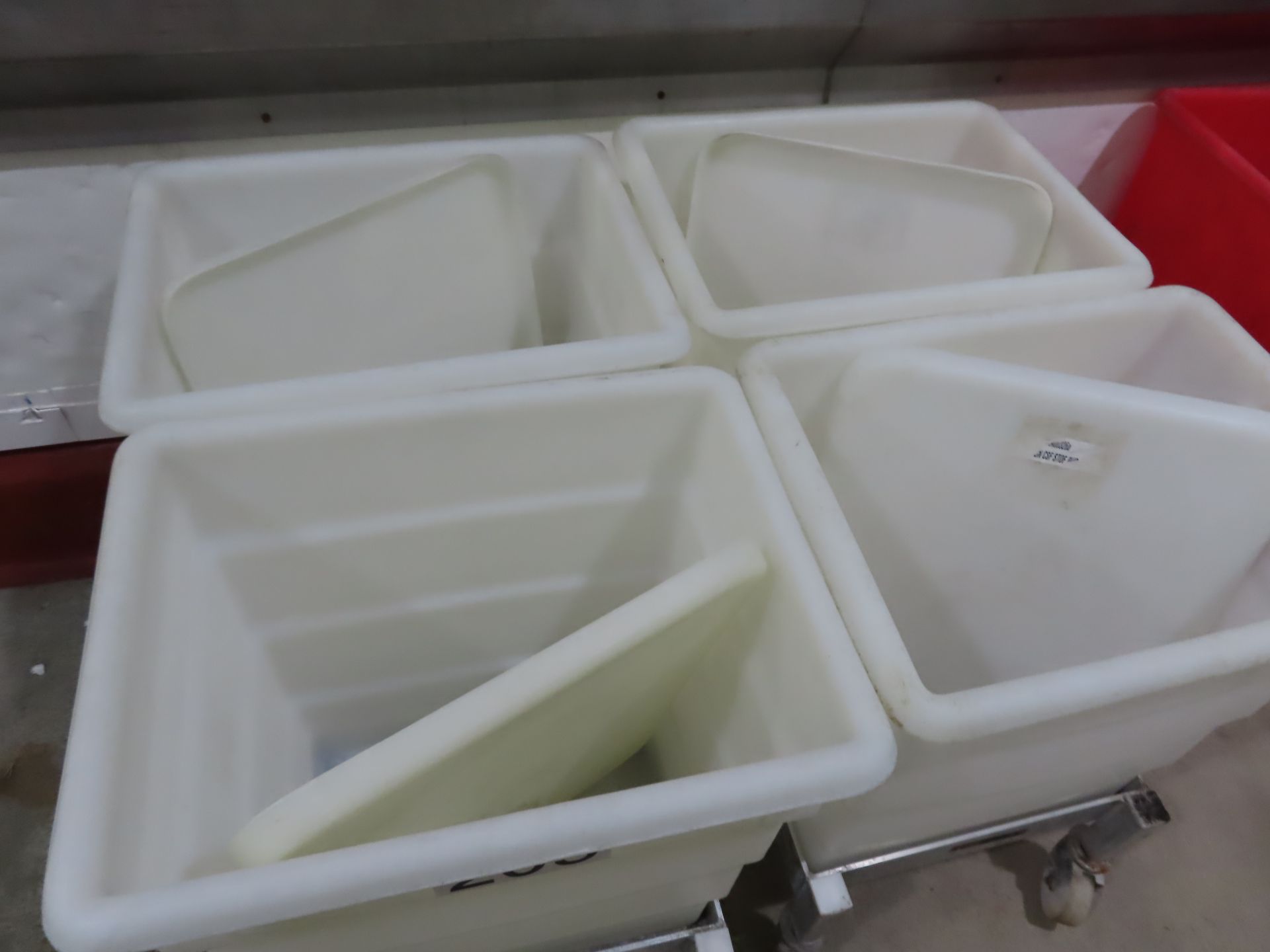 4 X WHITE PLASTIC BINS WITH LIDS ON SYSPAL DOLLIES. - Bild 2 aus 2