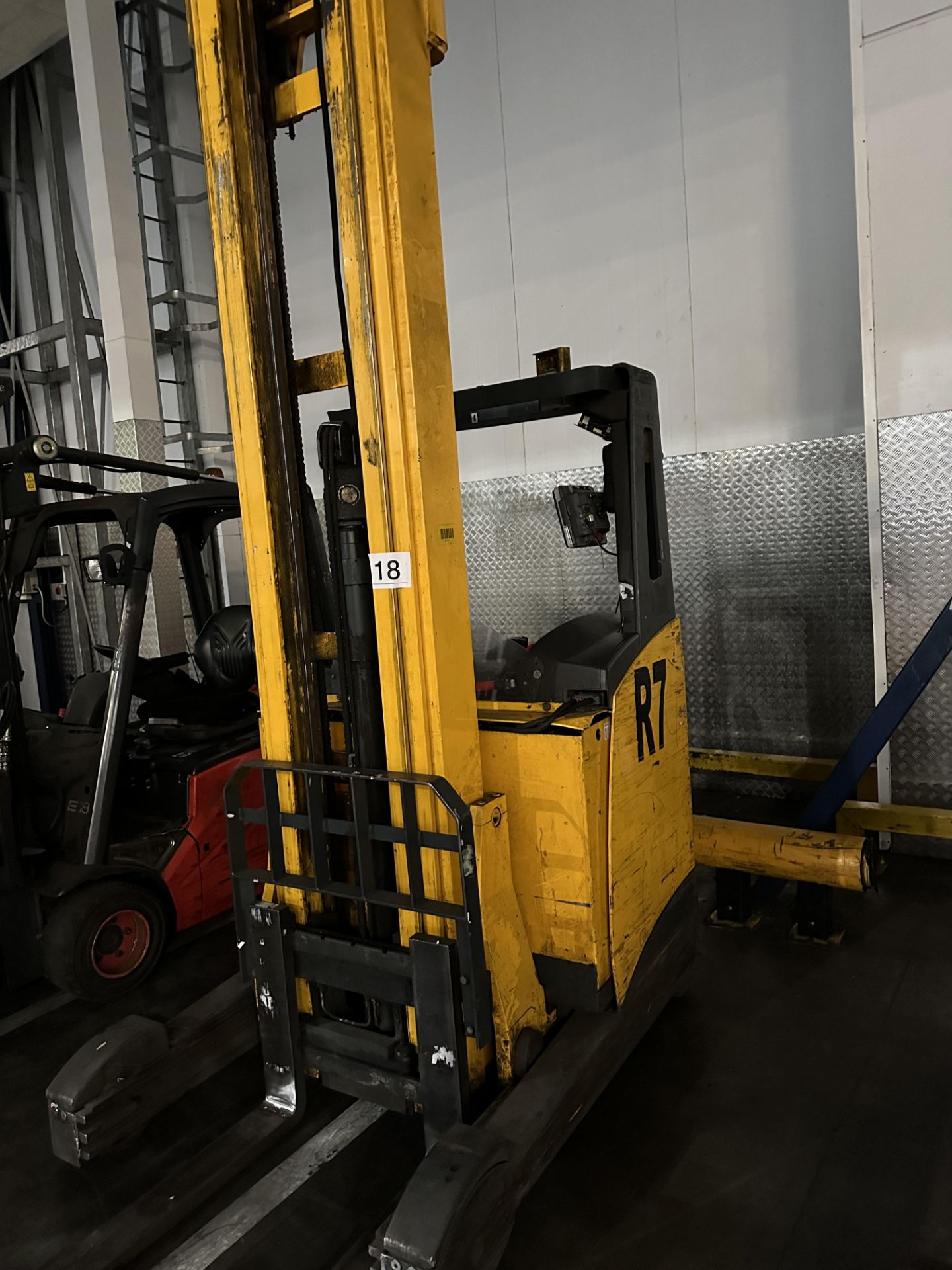 JUNGHEINRICH ETV216 FORKLIFT WITH CHARGER.