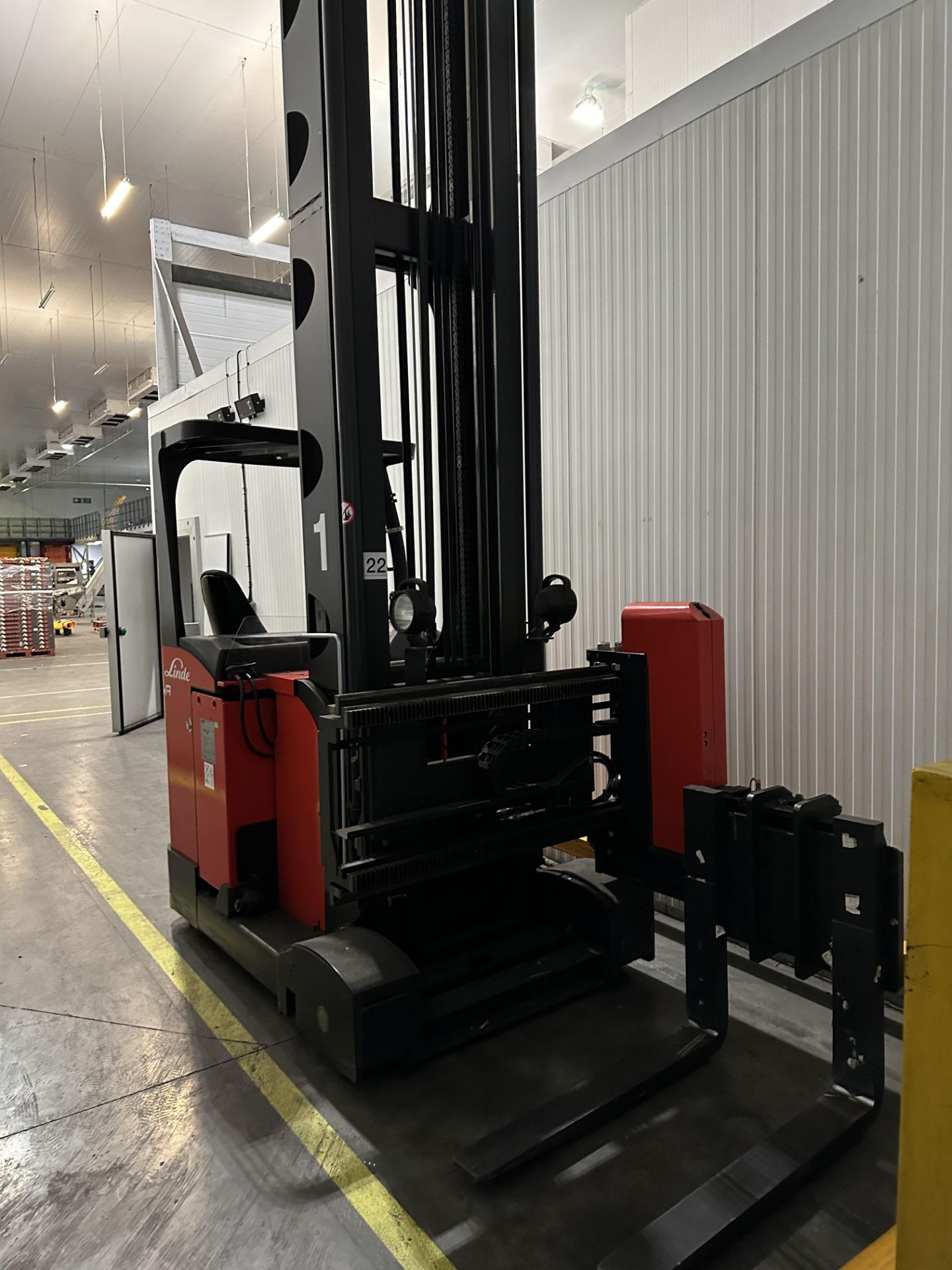 LINDE FORKLIFT REACH TRUCK TYPE A WITH CHARGER. YOM 2020. Only used for 988.2 hours. As new - Image 2 of 9