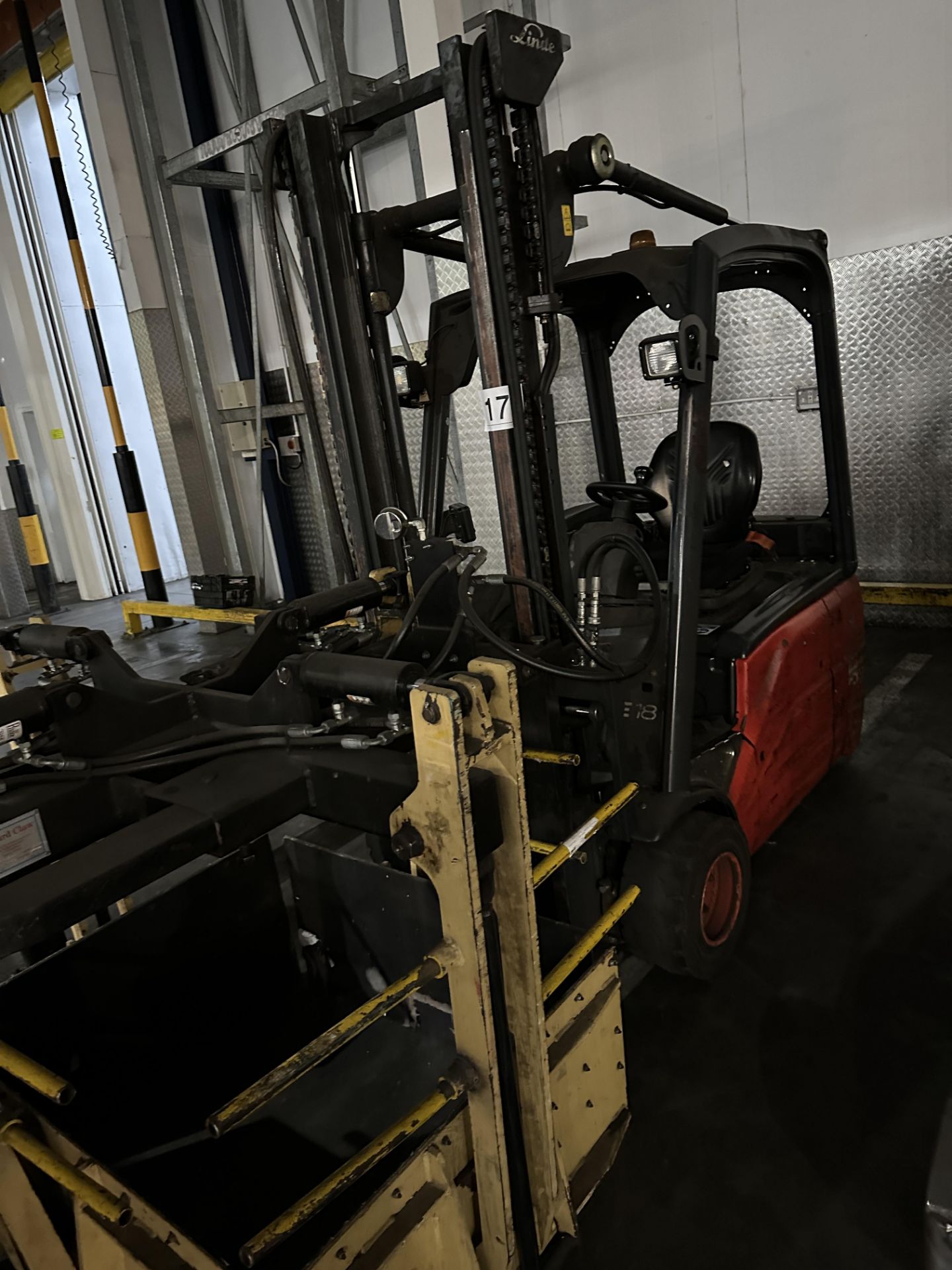 LINDE E18 EVO ELECTRIC FORKLIFT WITH CHARGER.