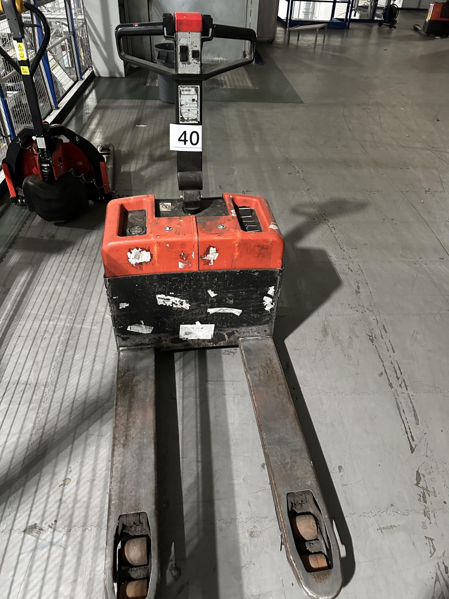 BT LIGHTWEIGHT PALLET TRUCK.