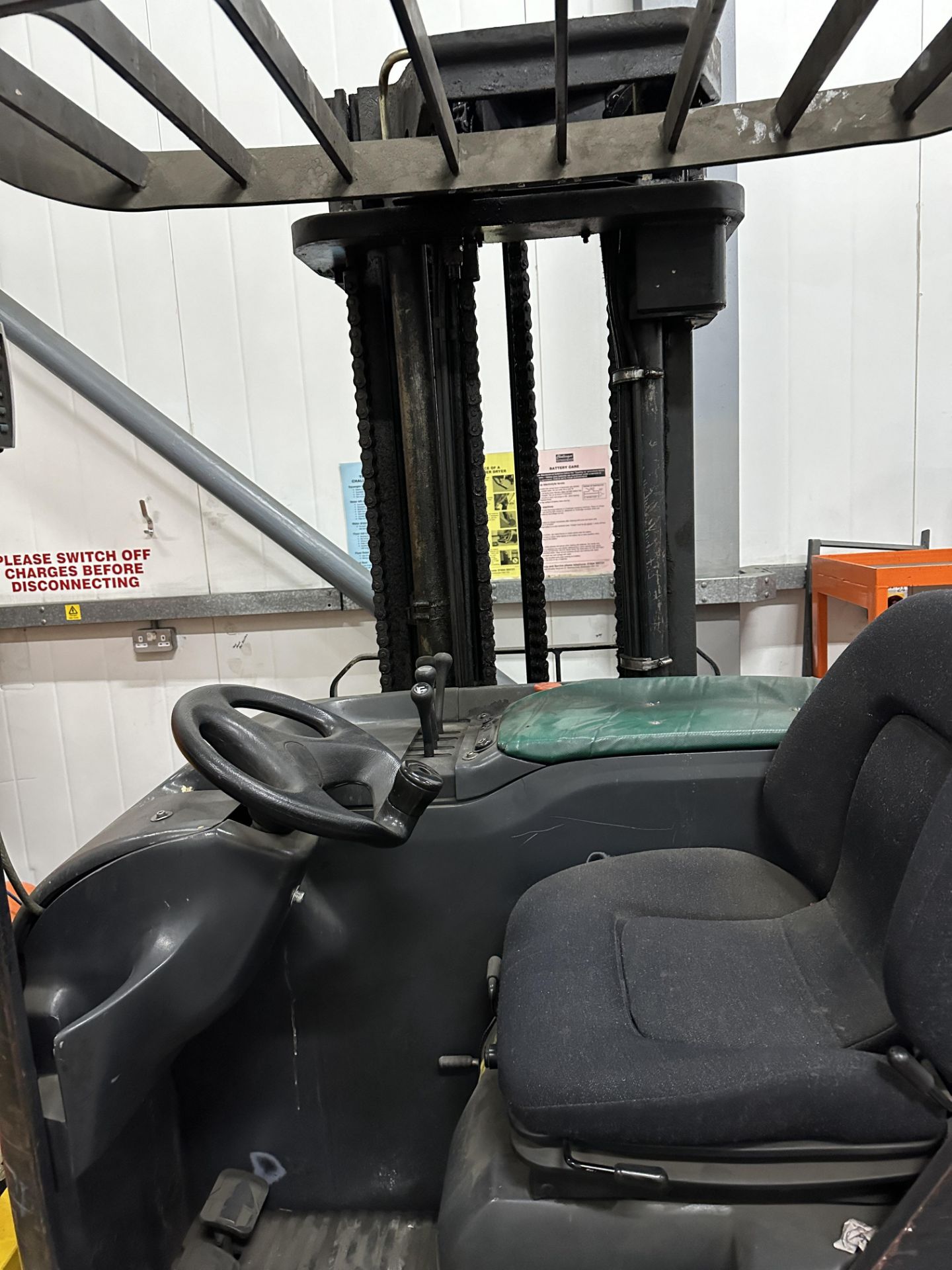 LINDE REACH TRUCK WITH CHARGER. - Image 2 of 3