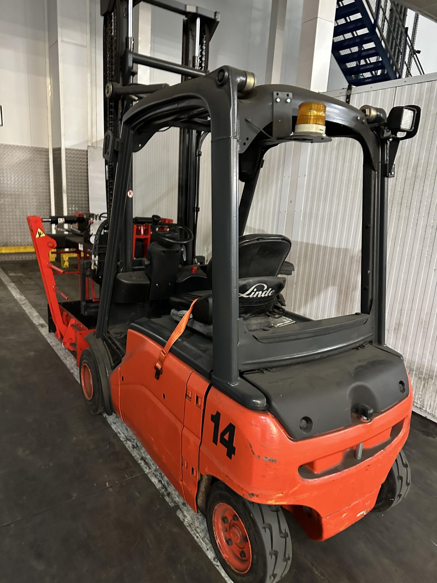 FORKLIFT WITH GRABBER WITH CHARGER. - Image 4 of 5