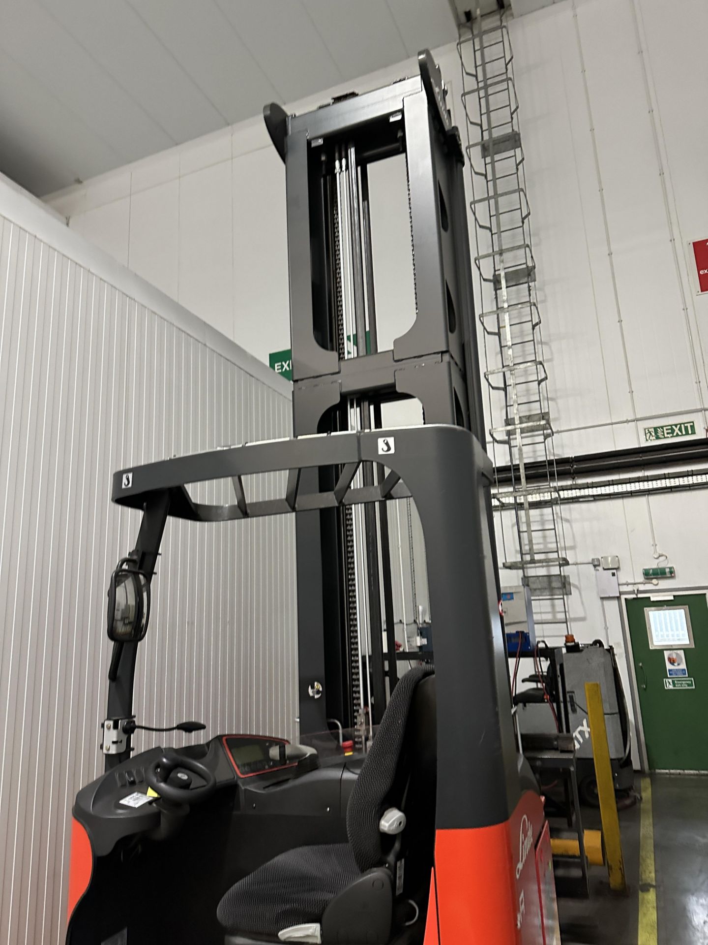 LINDE FORKLIFT REACH TRUCK TYPE A WITH CHARGER. YOM 2020. Only used for 988.2 hours. As new - Image 8 of 9