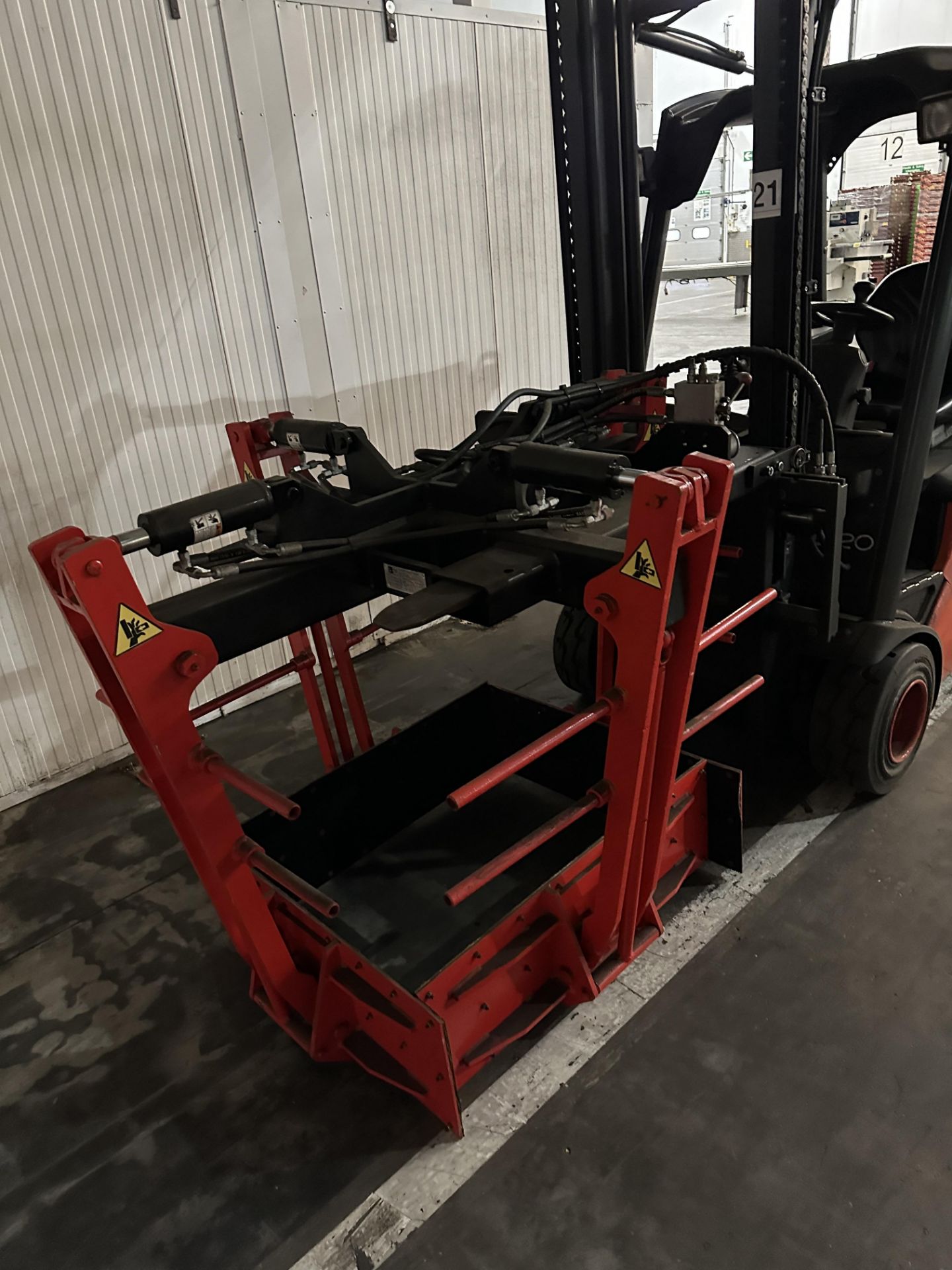 FORKLIFT WITH GRABBER WITH CHARGER. - Image 2 of 5