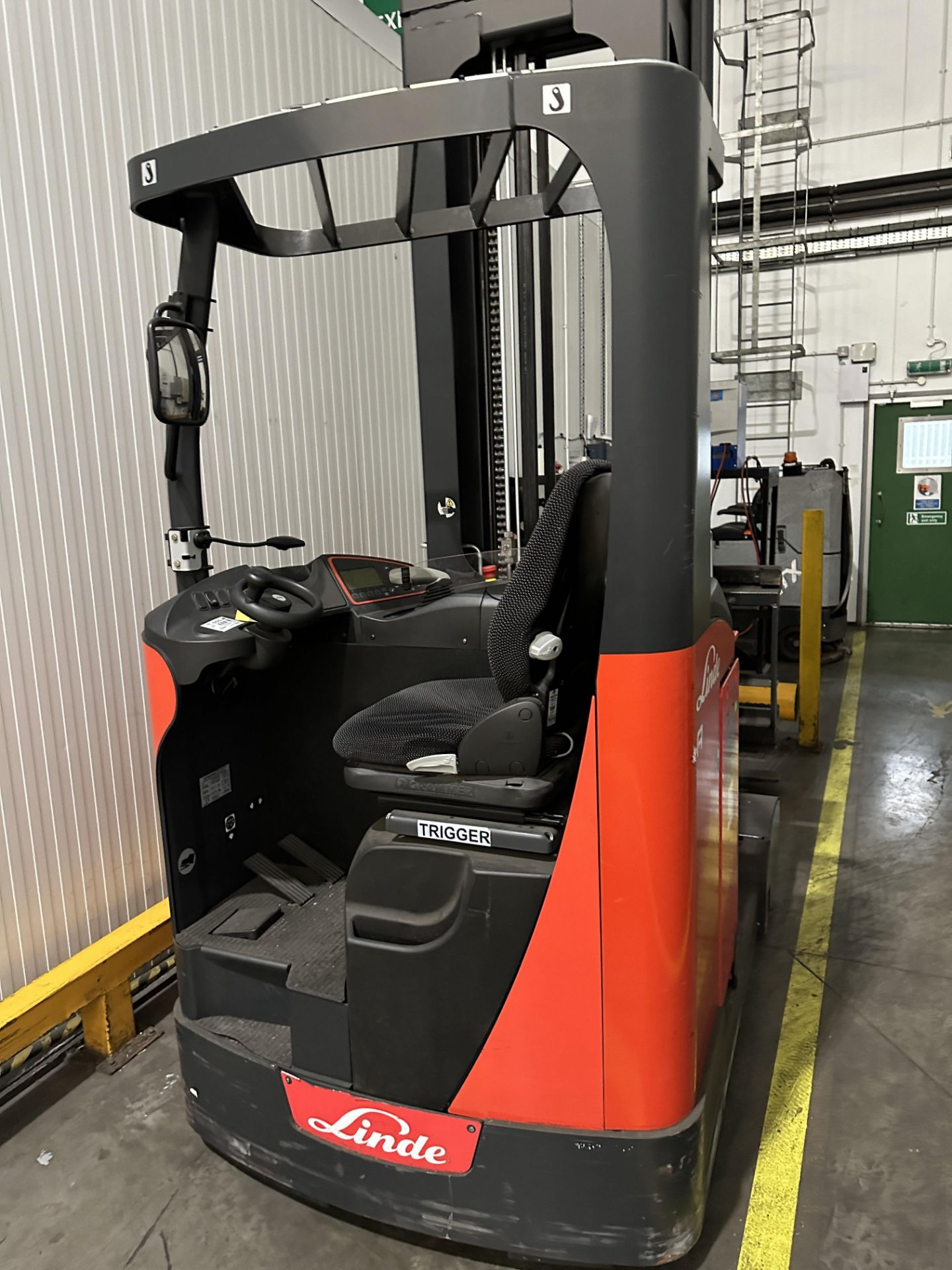 LINDE FORKLIFT REACH TRUCK TYPE A WITH CHARGER. YOM 2020. Only used for 988.2 hours. As new - Image 7 of 9