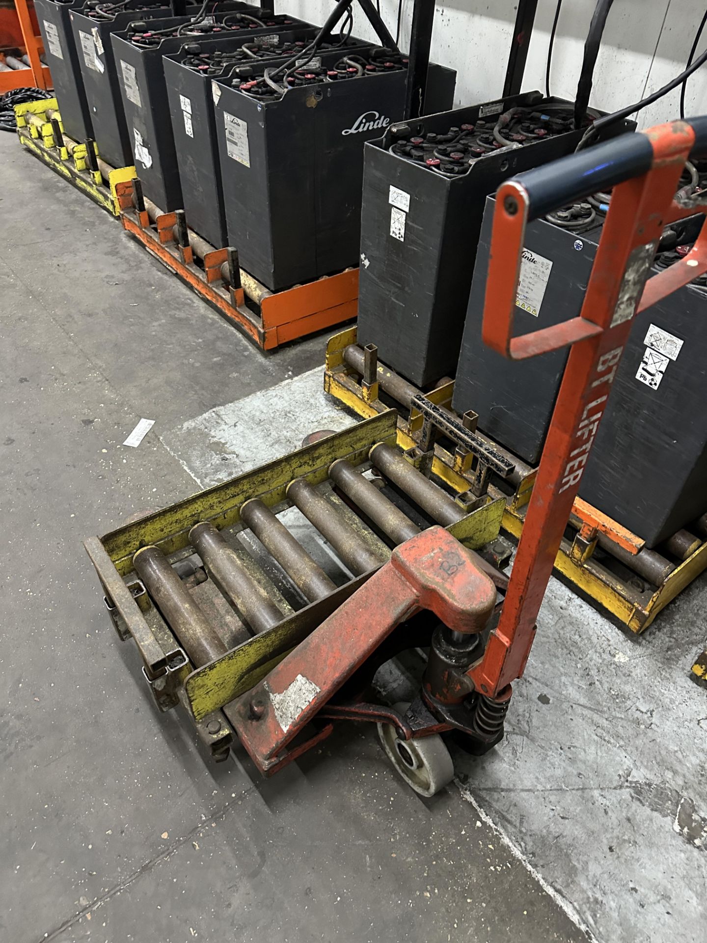 PALLET TRUCK BATTERY REMOVAL.