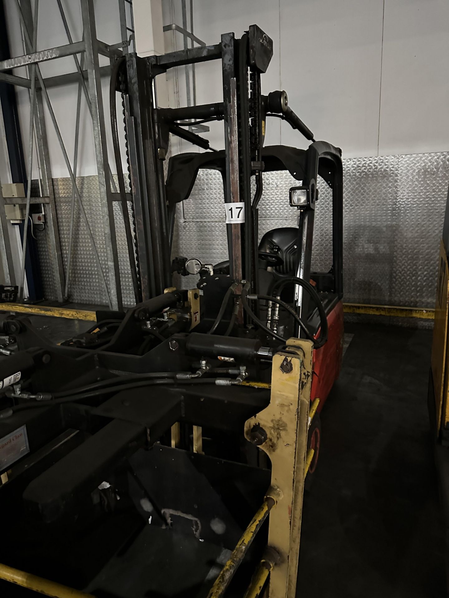 LINDE E18 EVO ELECTRIC FORKLIFT WITH CHARGER. - Image 2 of 5