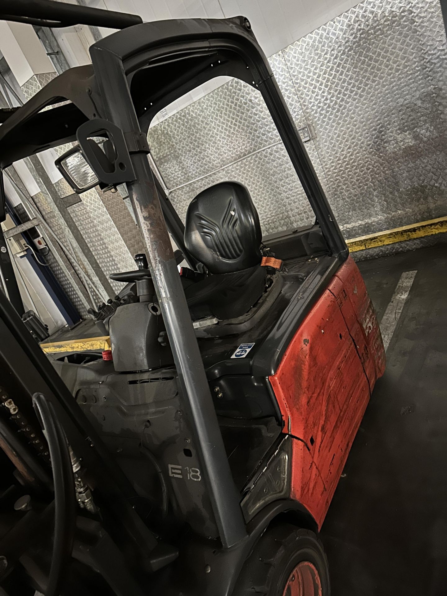 LINDE E18 EVO ELECTRIC FORKLIFT WITH CHARGER. - Image 4 of 5