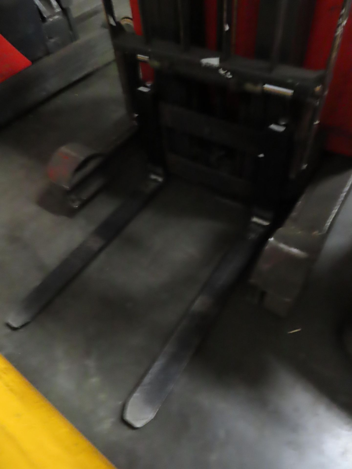 FORKLIFT REACH TRUCK WITH CHARGER. - Image 4 of 6