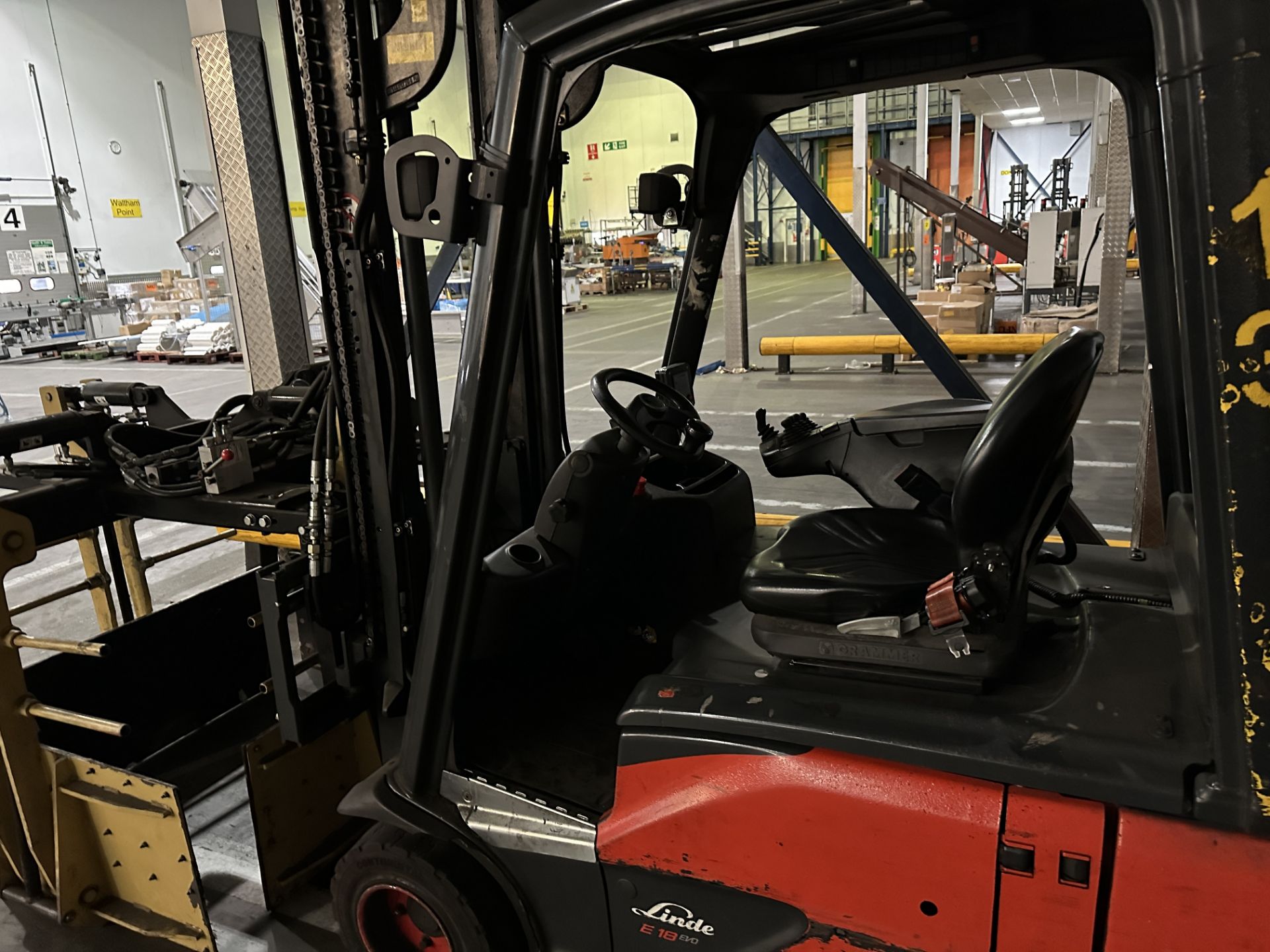 LINDE E18 EVO ELECTRIC FORKLIFT WITH CHARGER. - Image 5 of 6