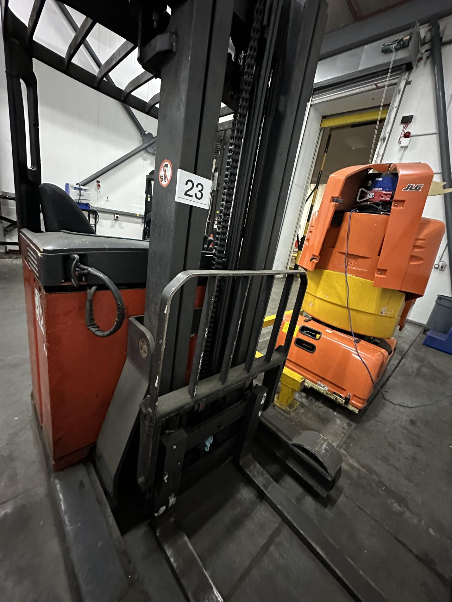 LINDE REACH TRUCK WITH CHARGER.