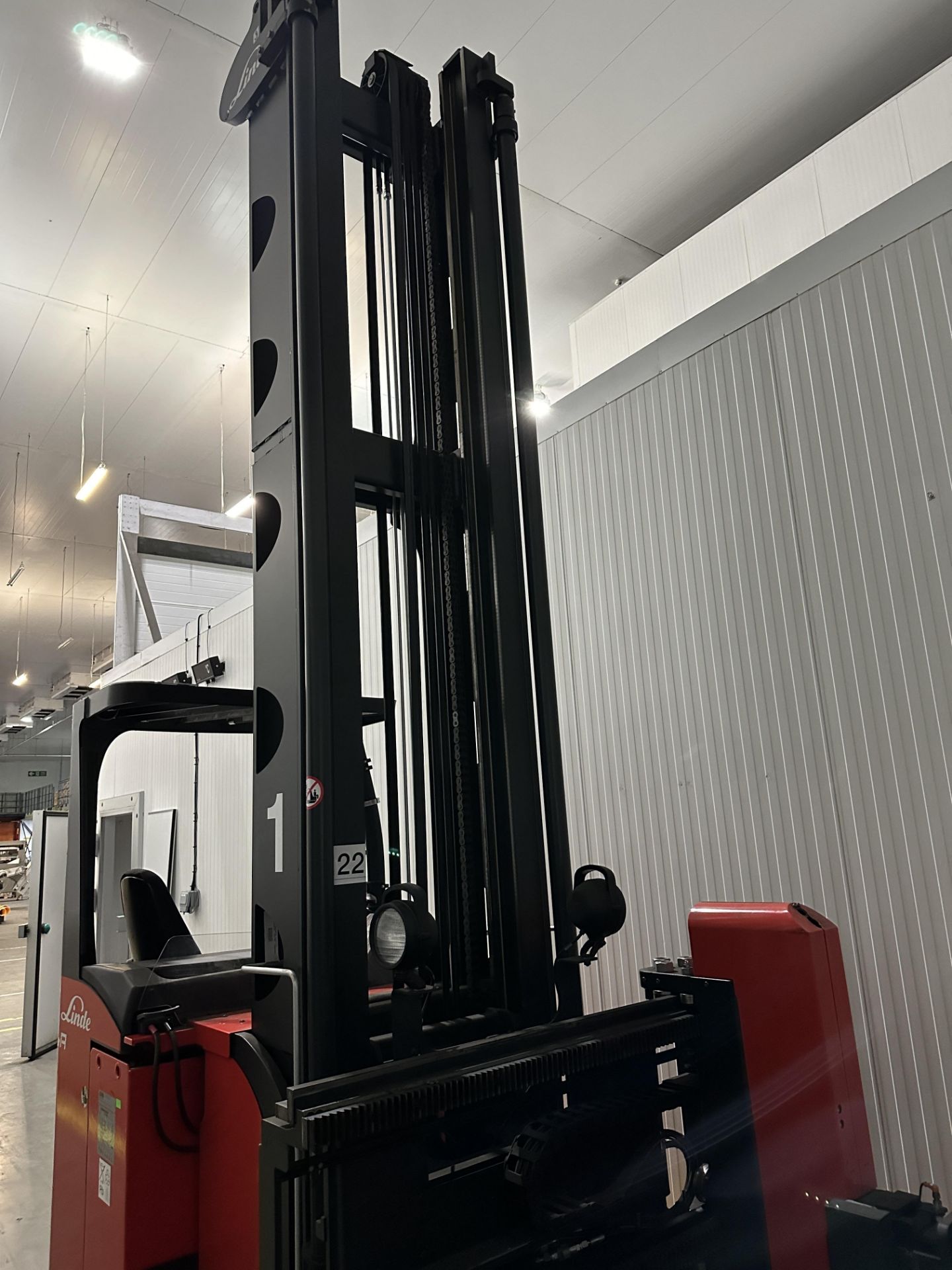 LINDE FORKLIFT REACH TRUCK TYPE A WITH CHARGER. YOM 2020. Only used for 988.2 hours. As new - Image 4 of 9