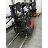 LINDE FORKLIFT WITH CHARGER.
