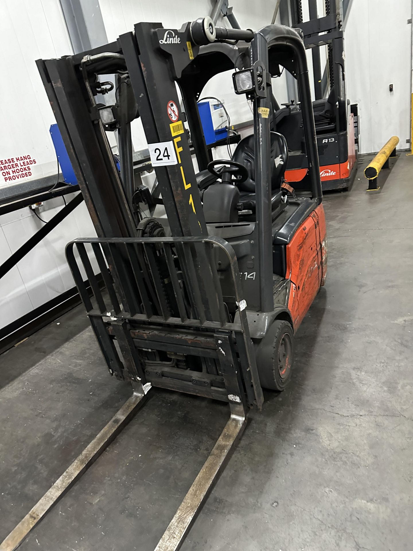 LINDE FORKLIFT WITH CHARGER.