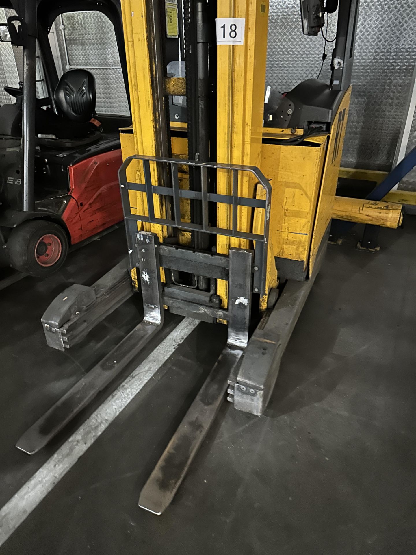 JUNGHEINRICH ETV216 FORKLIFT WITH CHARGER. - Image 2 of 3