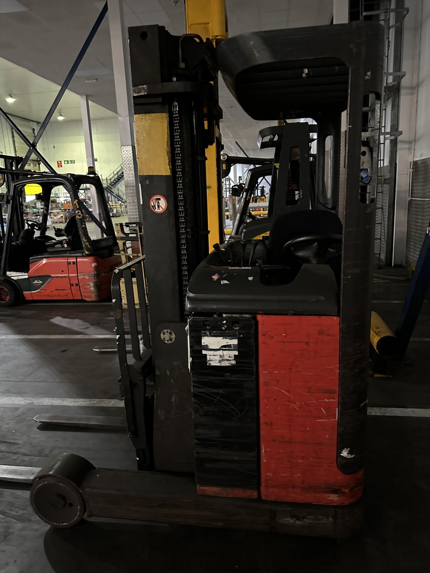 FORKLIFT REACH TRUCK WITH CHARGER. - Image 4 of 4