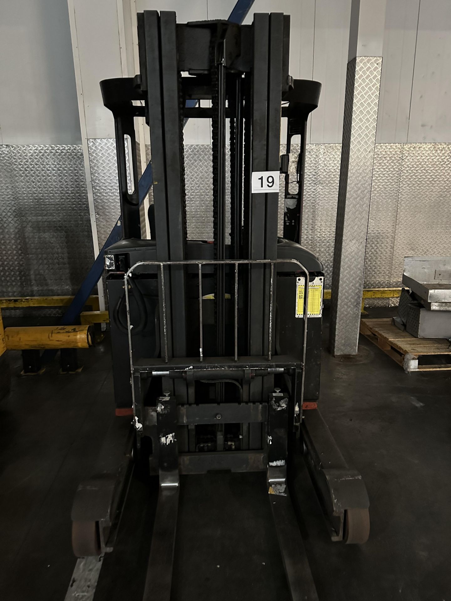 FORKLIFT REACH TRUCK WITH CHARGER.