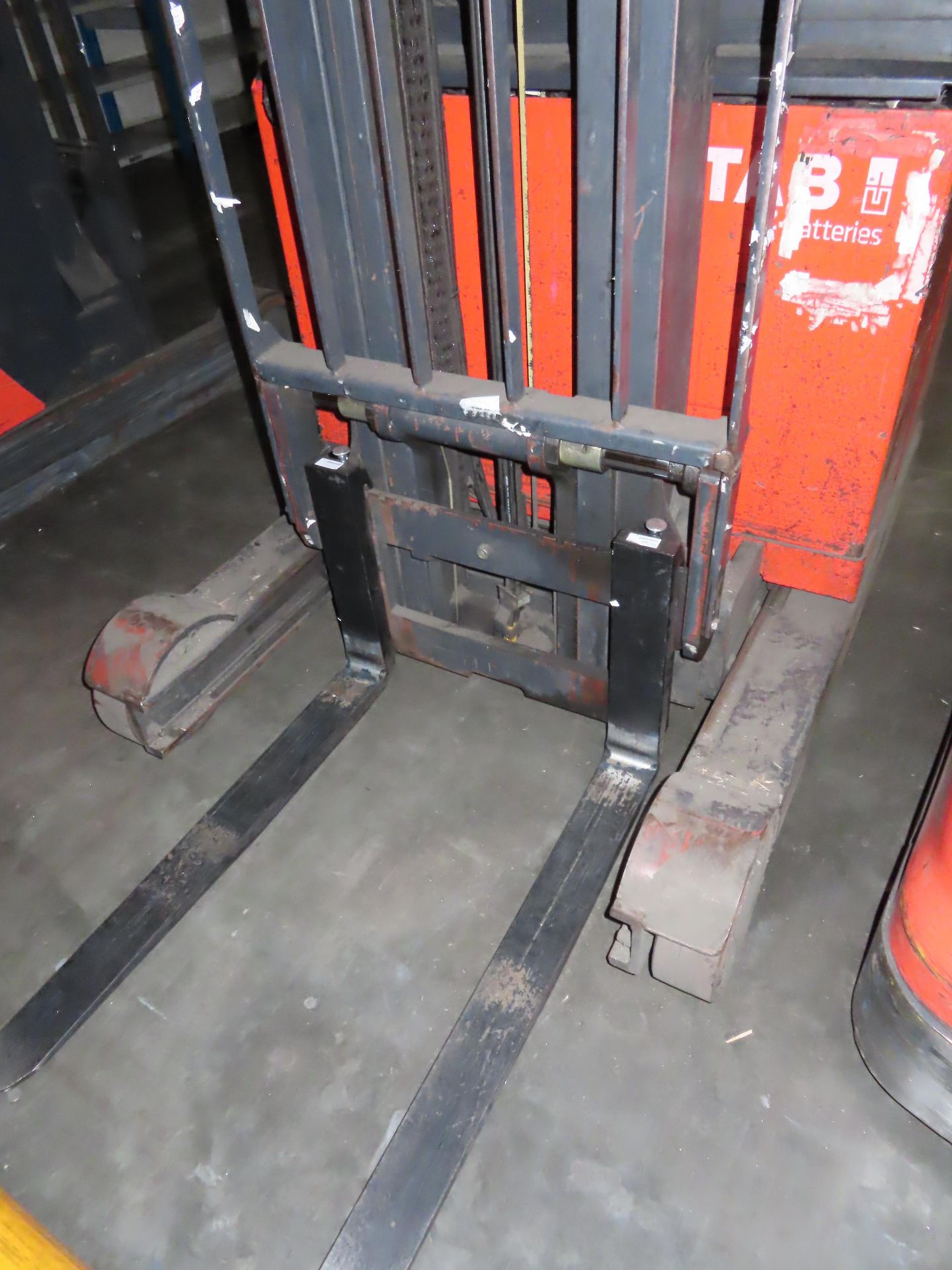 FORKLIFT REACH TRUCK WITH CHARGER. - Image 3 of 6