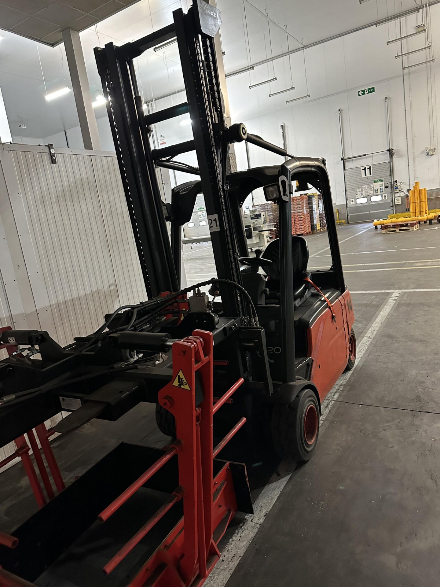 FORKLIFT WITH GRABBER WITH CHARGER.