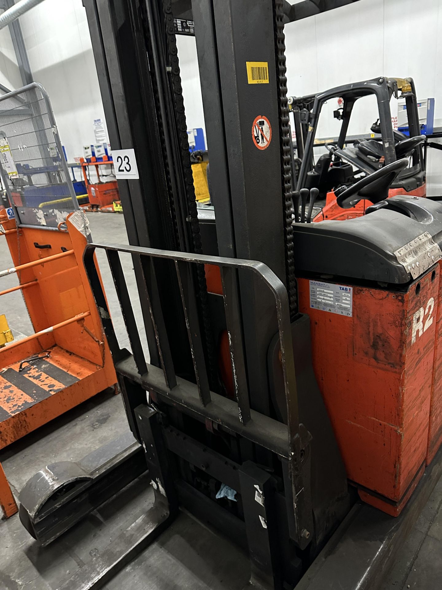 LINDE REACH TRUCK WITH CHARGER. - Image 3 of 3