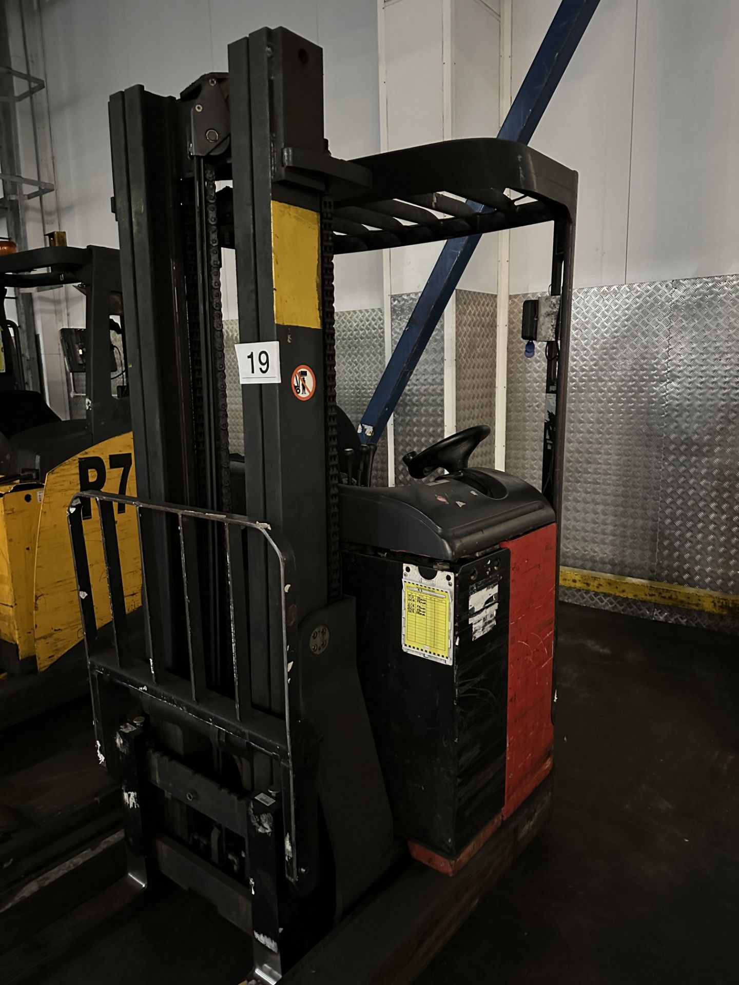 FORKLIFT REACH TRUCK WITH CHARGER. - Image 2 of 4