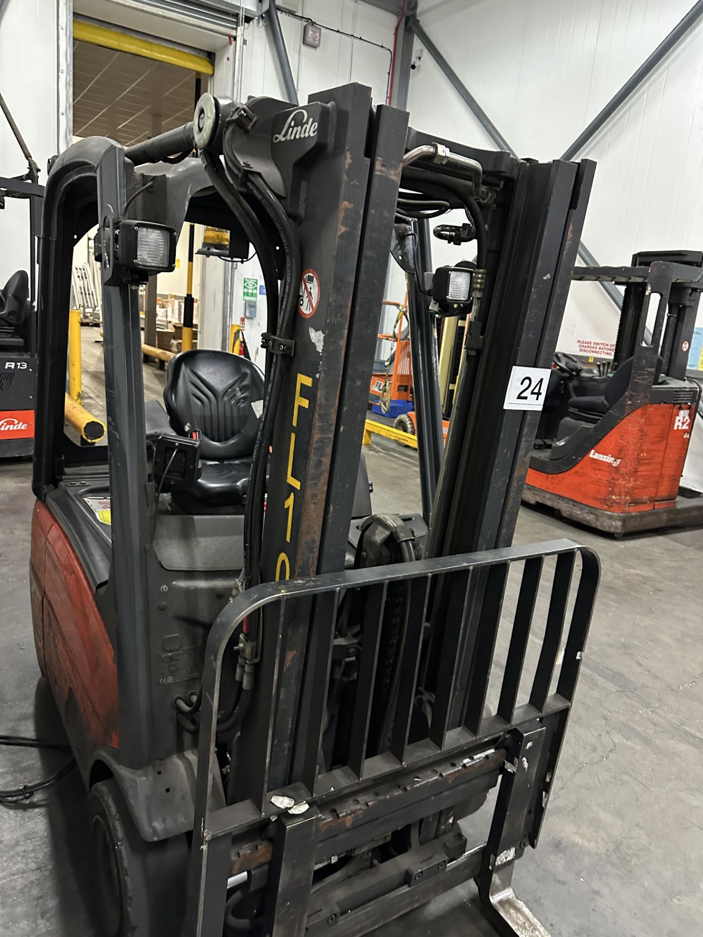 LINDE FORKLIFT WITH CHARGER. - Image 3 of 4