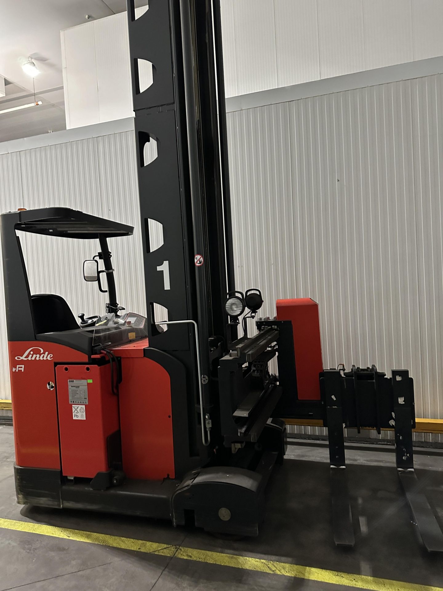 LINDE FORKLIFT REACH TRUCK TYPE A WITH CHARGER. YOM 2020. Only used for 988.2 hours. As new