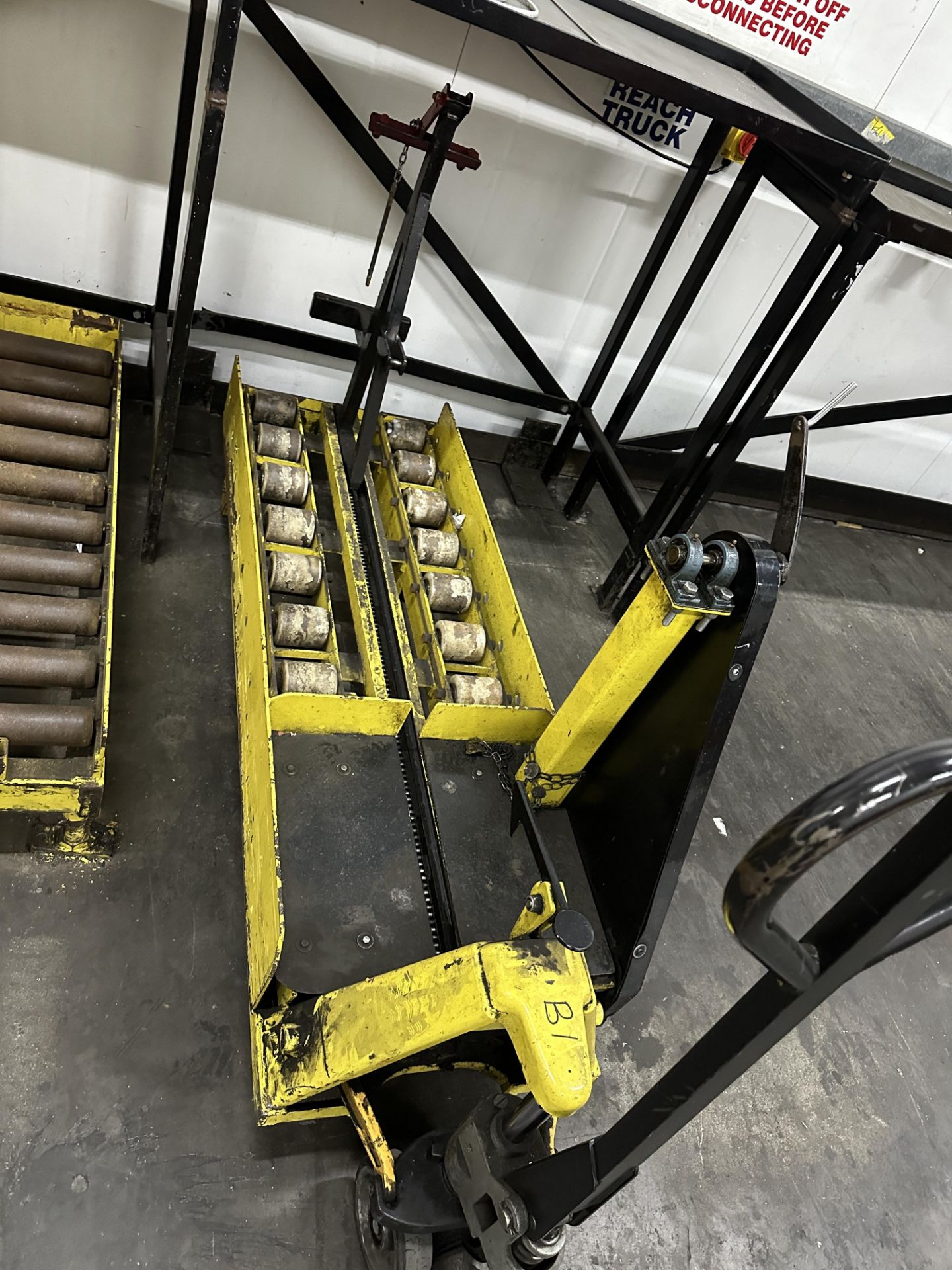 BATTERY CHANGING PALLET TRUCK