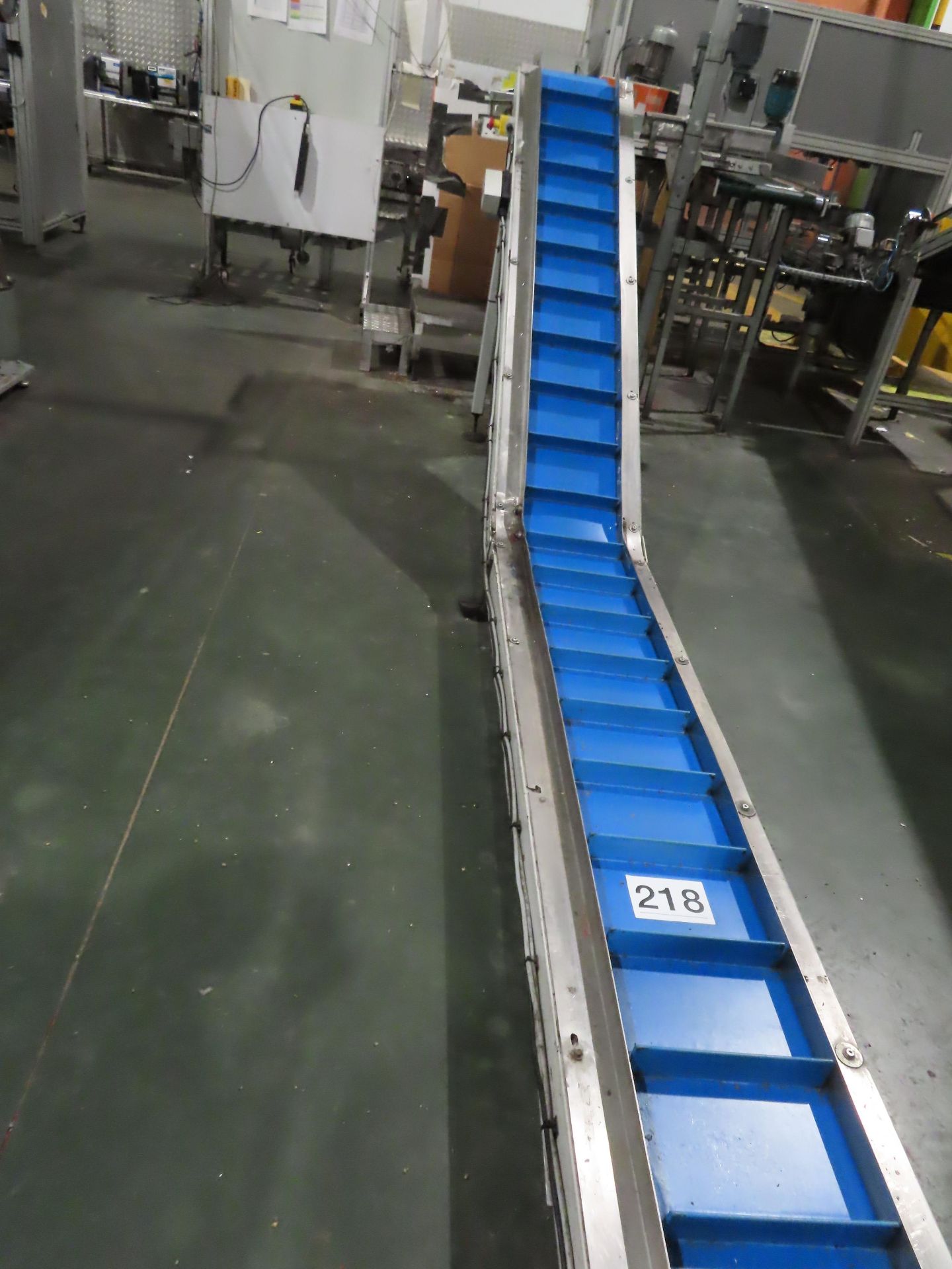 INCLINE FLIGHTED CONVEYOR.