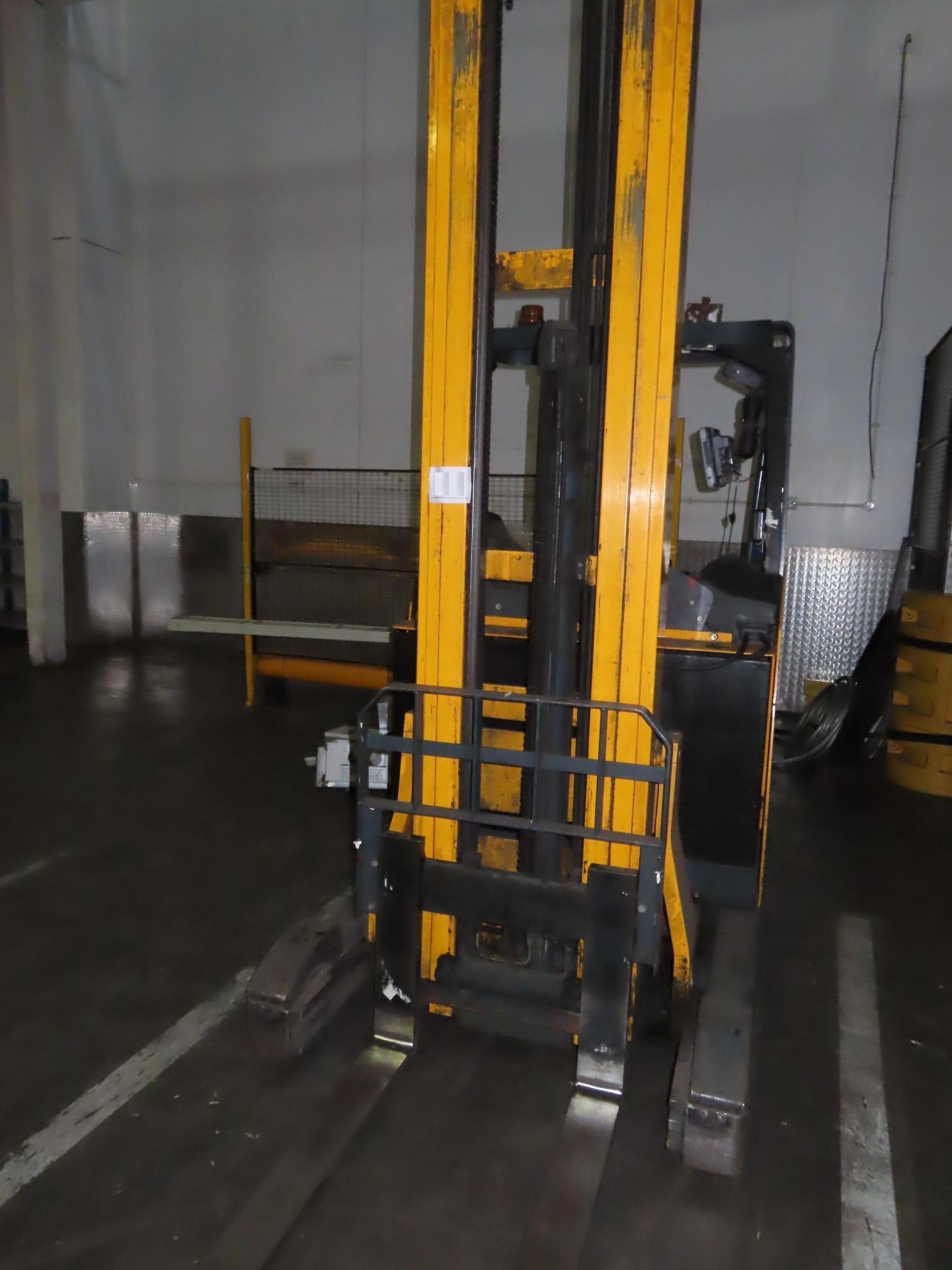 JUNGHEINRICH ETV216 FORKLIFT WITH CHARGER.