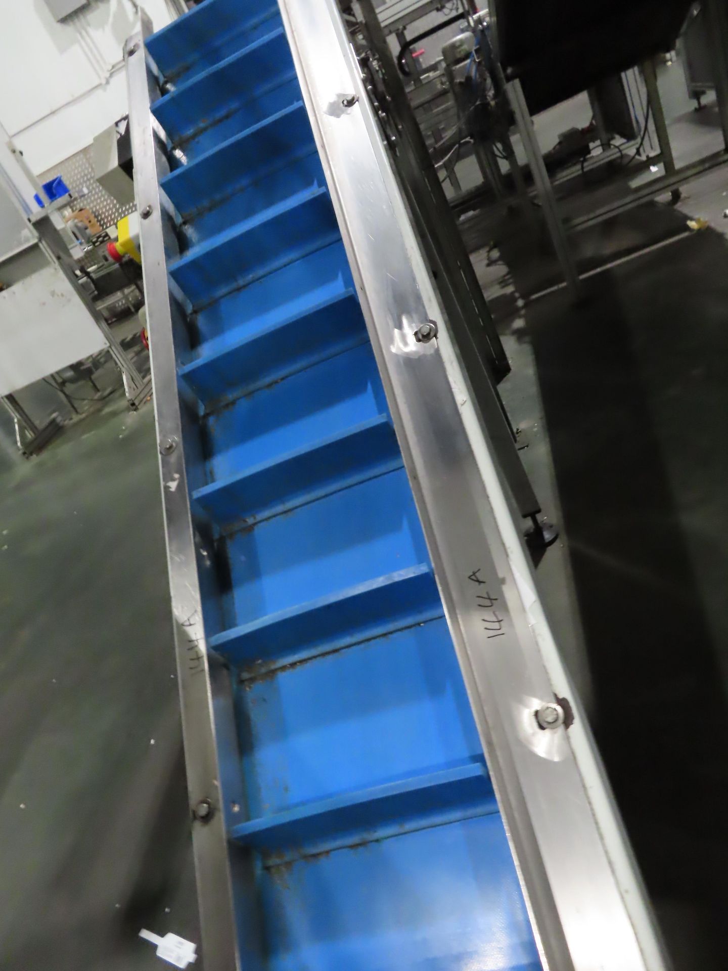 FLIGHTED INCLINE CONVEYOR.