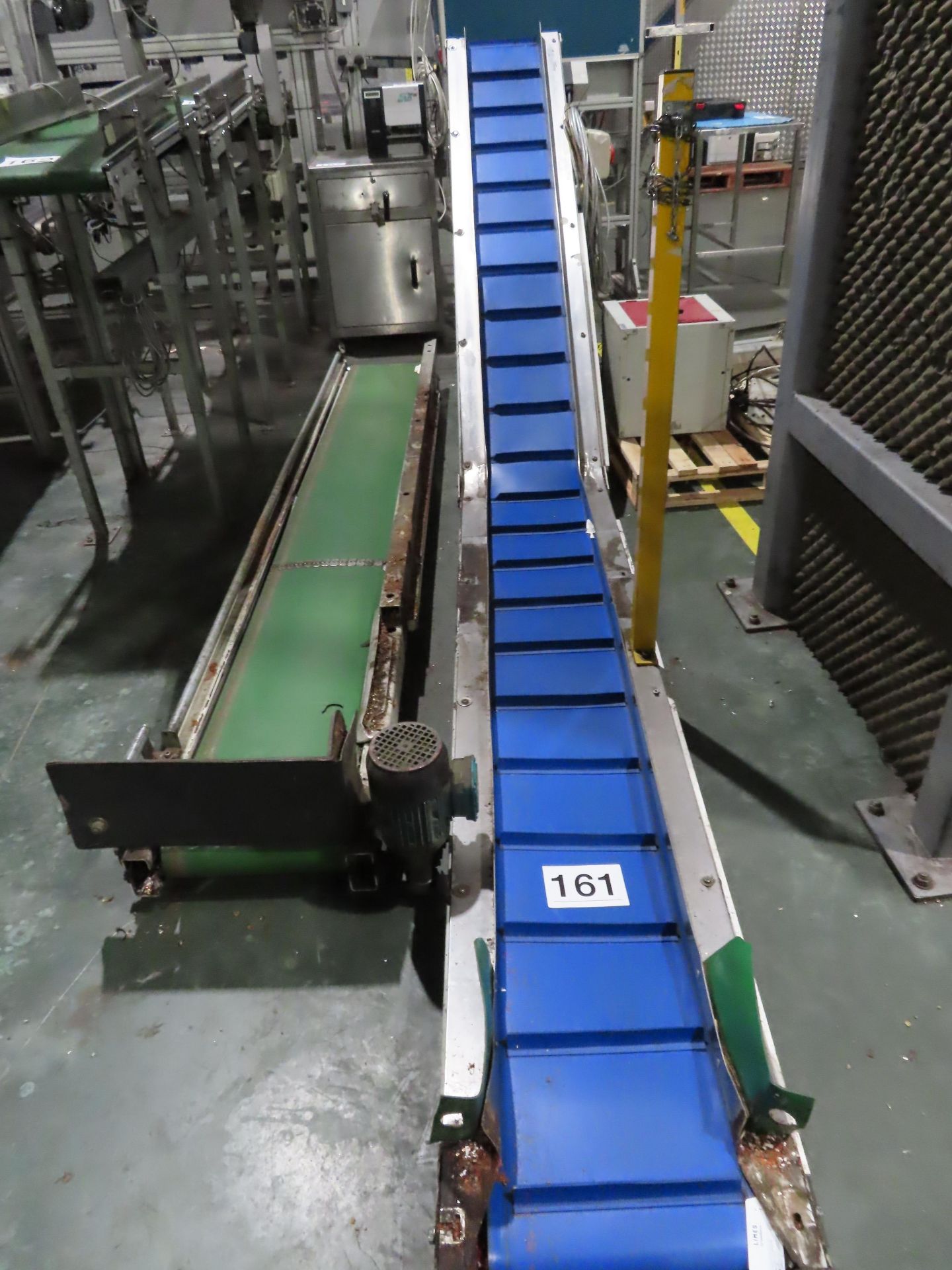 INCLINE FLIGHTED BELT CONVEYOR.